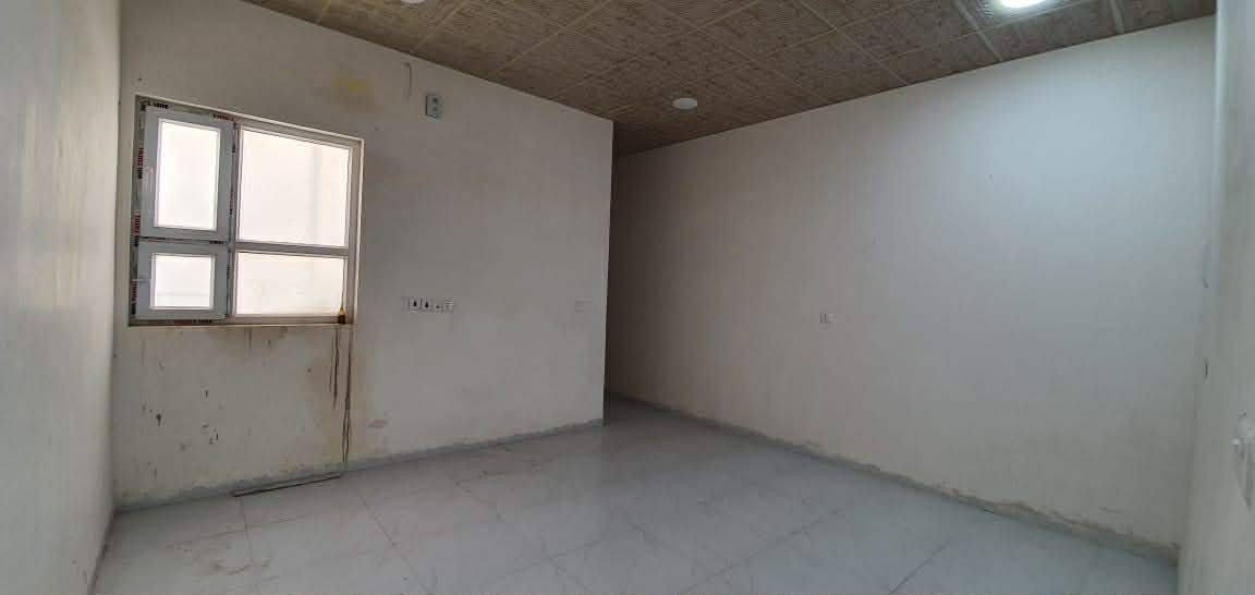 بيت للإيجار
مشتمل جديد بناء حديث مساحة ١٥٠م طابق ارضي يتكون من غرفتين نوم كبيرة ومجموعة صحية وحمام غربي ومرافق خارجي شرقي واستقبال وهول ومطبخ ومناور داخلية وگراج بحي الجامعة على شارع الغابة الرئيسي قرب مول الاسرة وقاعة أفين 
للاستفسار
***********
***********
