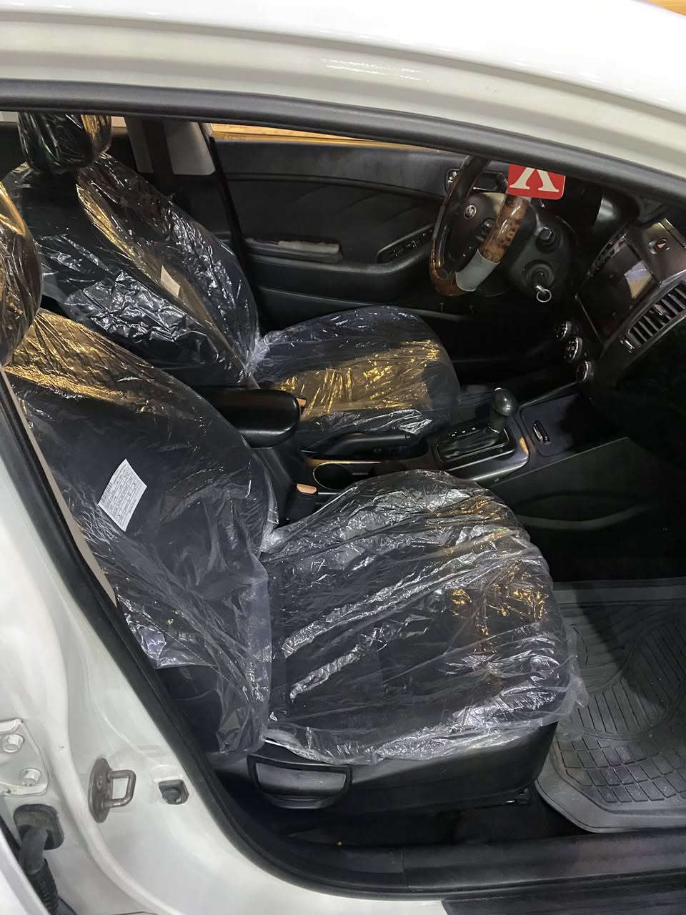 سلام عليكم سيراتو 14 رقم اربيل دولي سنويه جديده جاهزه من كلشي حداديه مكينه كير تايرات كله جديد مكينه 1600 السياره بيها صبغ بيبان اثنين ونص عتبه ضربه ستوته وبيها باب السايق شويه بارد باقي مكفول اخوان كاتب كل التفاصيل سعر 108 بيها مجال الشراي يتصل *********** مكاني نجف
