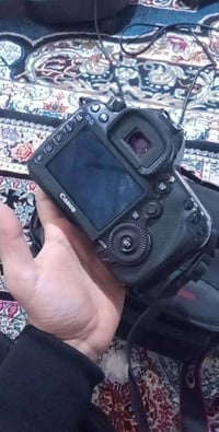 للبيع كامره كانون 5ماركه ملحقات بطاريه ملاحظه(البطاريه تعبانه شويه ساع...