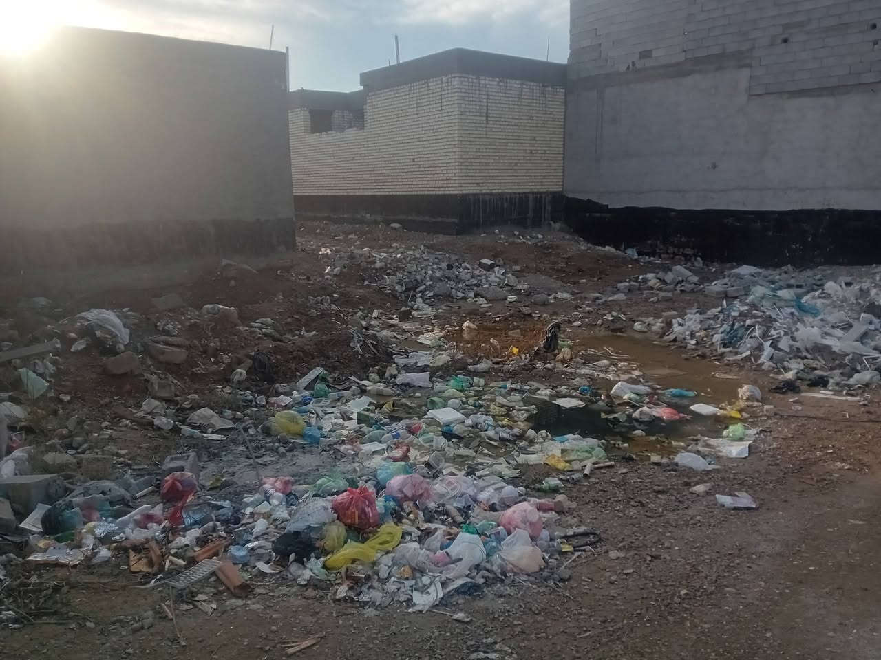 سلام عليكم قطعه ارض 200متر عل محيط قرب شارع البراري جسوم سعر 26 وبيه مجال الرقم الاستفسار ***********
