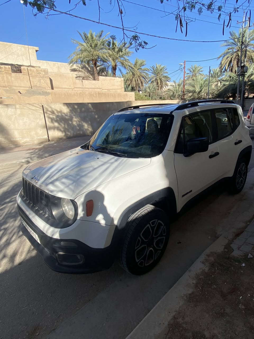 السلام عليكم 
Jeep  Renegade  2018 
سياره ماشيه 112 الف محرك سليم غير مفتوح  رقم كربلاء باسمي ما عليها غرامات  
حادثها امامي ما واصل للشاصي  حادث جاملغ وبنيد مبدل 
تبريد تدفئه كلها شغال مابيها نقص 
بيها خمس اشبار جاملغ خلفي صبغ وباب ربع بيها عل بارد ما مبين 
سعر 110 وبيها مجال 
للاستسفار الاتصال على 
***********
***********
