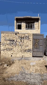 دار للبيع مساحه 100 متر نزال 20 جبهه خمسه مكان بغداد حي دجله مجاري كهر...