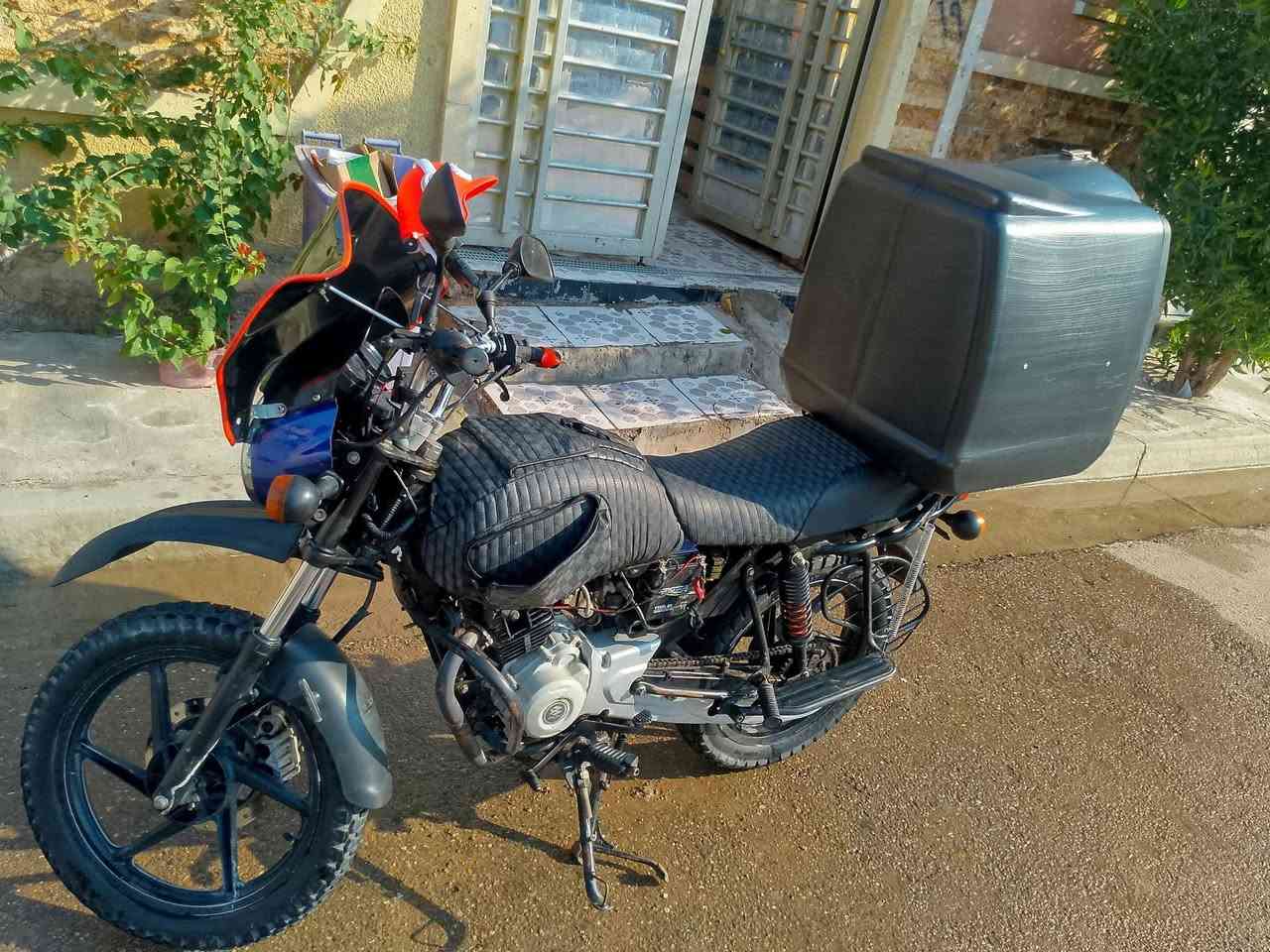 السلام عليكم 
دراجة بوكسر 21 نهايتهة محسوبة على 22 الدراجة مجفتة جديد اوراق كاملة مكمركة كبل ترقم الدراجة شلعة ومعدل خير من الله بس هسة كاعد تشتغل بس دفعة لان السلف عطلان يرادلة راجز بس والهندر دستة قوي وهسة عطل ما اعرف شبي ابيع كوم حديد انتبه 
السعر مليون قفل قفل قفل
الشعب حي المصطفى 
***********
