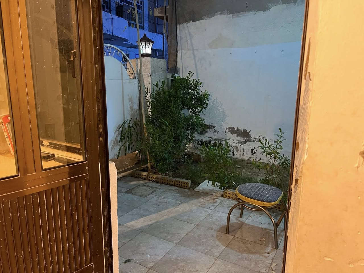 🏡✨ فرصة مميزة للتملك والاستثمار

للبيع بيت زراعي في حي تونس مميز ومساحة مناسبة للسكن العائلي أو الاستثمار.

📐 المواصفات:
• المساحة: 75 متر مربع
• الواجهة: 8.20 متر
• النزال: 9.20 متر
• ثلاث طوابق: الاول حديقة وخدمات ومطبخ وهول
الثاني غرفتين وخدمات 
الثالث بيتونة ومخزن
 
💰 السعر الكلي: 150 مليون دينار فقط

✅ مقدم: 125 مليون دينار
✅ المتبقي: 25 مليون دينار بأقساط مريحة

بيت بمواصفات جيدة وسعر مناسب مع إمكانية التقسيط، فرصة لا تعوض للراغبين بالتملك بأقل دفعة ممكنة.

📞 للحجز والاستفسار ومعاينة العقار يرجى التواصل. ***********
***********
