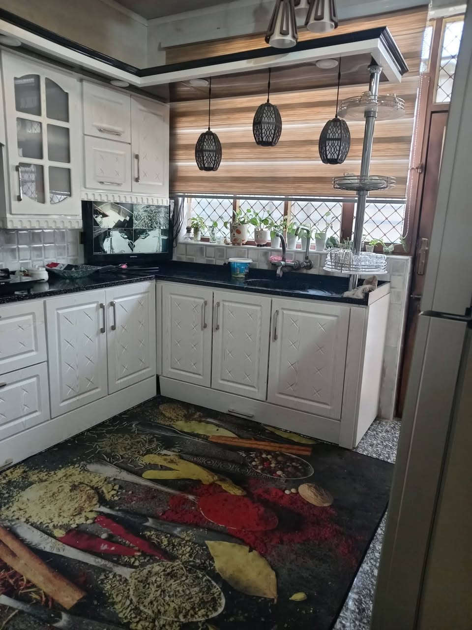 السلام عليكم بيت بناء حديث للبيع طابقين ٣غرف نوم وهول ومطبخ واستقبال حمامات ثنين العنوان مقابل معمل الحرير شارع مهند الحلاق قريب ع مدرسه براعم الإيمان تبليط بالباب مساحه البيت ١٣٠ مع الكاونتر والتانكي والسخان والمغاسل عدد ثنين البيت فازغ حاليا بس جيب غراضك وتكعد الاستفسار *********** البيت طابو زراعي سند ٢٥ السعر ١٠٥ وبي مجال للشراي واذا تريده قسط تتفق ويا ابو المكتب العارضته يمه يبيعلك قسط
