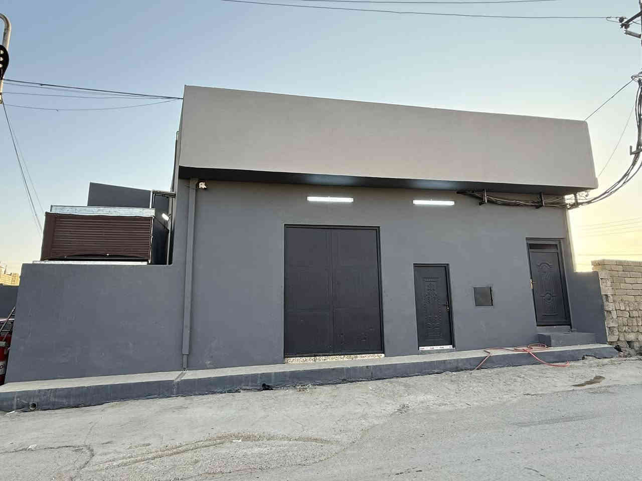 � موقع مولدات متكامل – مواصفات عالية
1️⃣ الموقع يحتوي على 4 محركات بحالة ممتازة

✅ نظافة 100%

✅ بدون أي نقص أو عطل

2️⃣ سعة أمبيرية 1600 أمبير

🔼 قابل للزيادة حسب الحاجة

3️⃣ موقع كاتم بالكامل

🔇 لا يوجد أي صوت خارجي نهائيًا

4️⃣ يحتوي على عدد 2 مبردات عاصفة 🌪️

5️⃣ الموقع مجهّز بـ كرتات كاز كاملة

6️⃣ نظام بوردات خارجي

🔥 مزوّد بمنظومة إطفاء

🚨 وحساسات أمان متكاملة

7️⃣ شاشات وكاميرات مراقبة 🖥️🎥

📍 تغطية كاملة لجميع الموقع والمكائن

8️⃣ نظام تبريد للمكائن (شلال)

❄️ كما موضّح بالصور

9️⃣ الموقع يحتوي على كرين معلّق داخلي �

 

‭٠٧٥١ ٨٣٩ ٤٠٥٨‬

المكان موصل - القوسيات -فرع ابو علي
