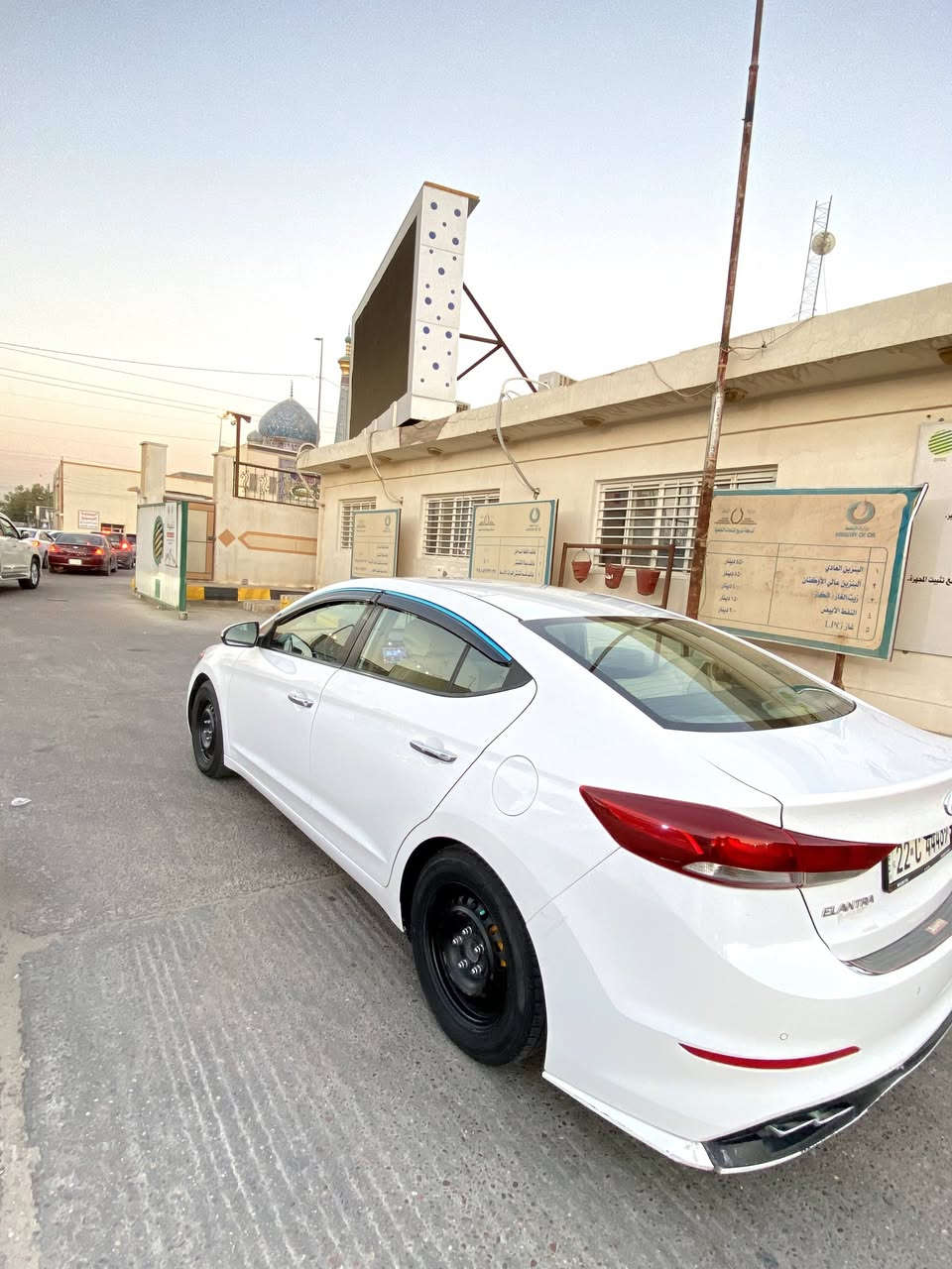 النترا موديل 2017خليجي ،محرك 2.0 مفتوح
مكفولة كفالة عامة من الضربة والصبغ ، ما عدا تكحيل مقدار اصبع بالبنيد فقط موضح بالصور ، حدادية جديدة 
مواصفات سيارة 
كير كهربائي اوتو
تحكمات ستيرن 
قطعتين تبريد 
حساسات خلفية وكاميرا دوارة 
شاشة لمس 
السعر :135
المكان السيارة : النجف الاشرف 
للاستفسار الاتصال:***********

