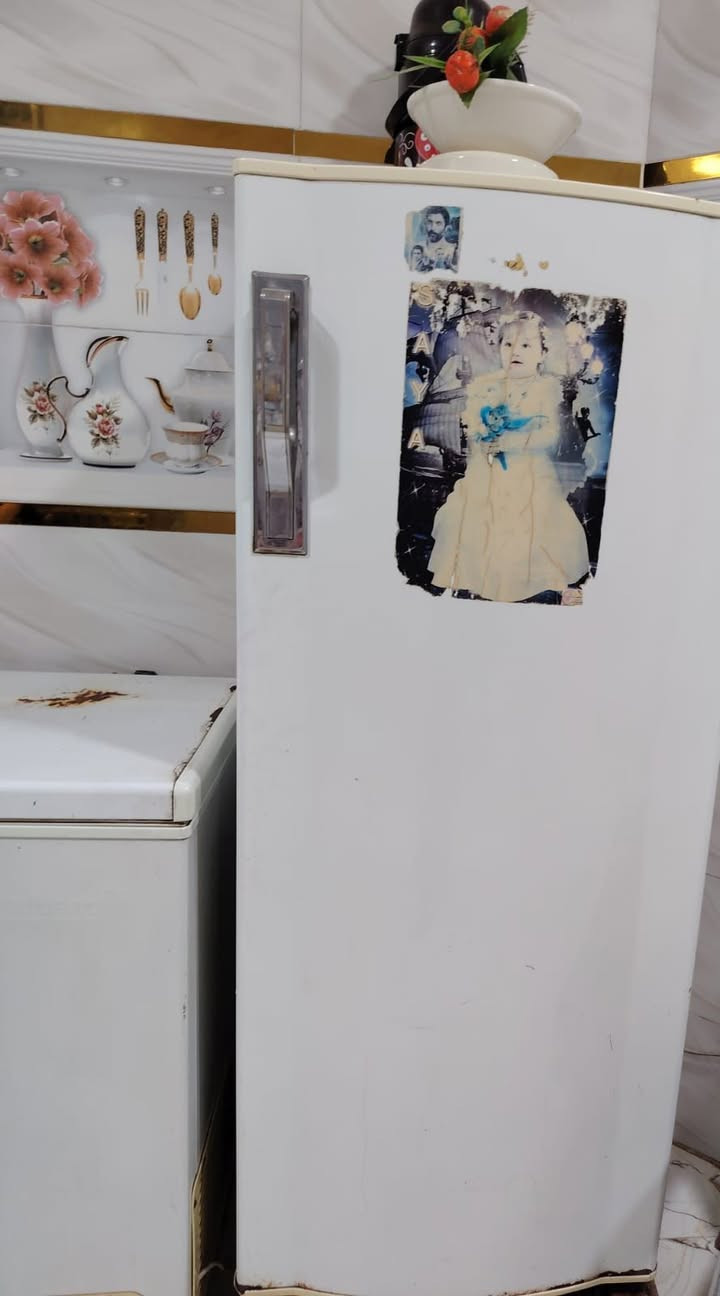 ثلاجه للبيع وبسعر مناسب  ثلاجه نضيفه وتبريده ثلج جديده بمعنه الكلمه
لتواصل ***********
