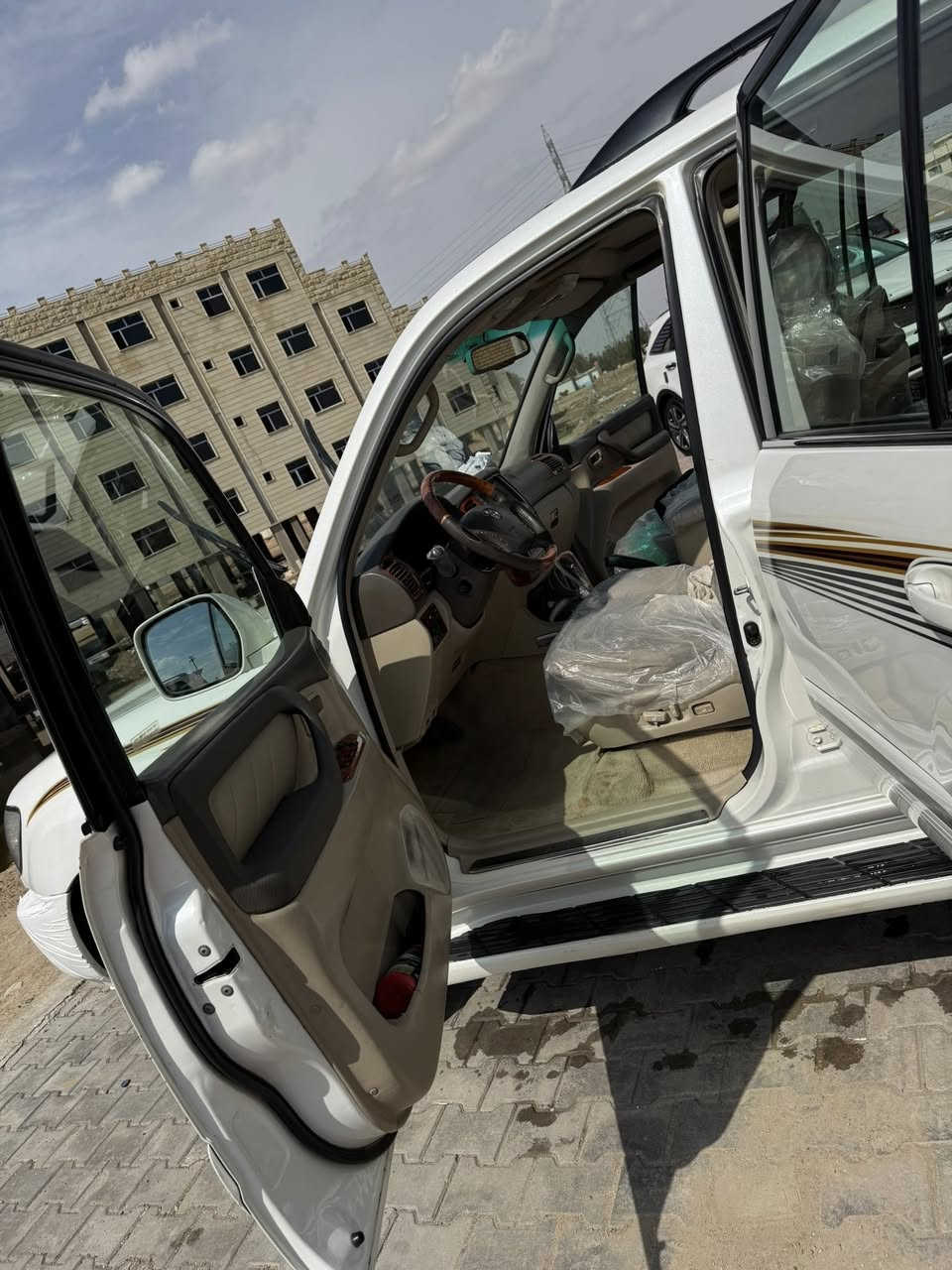 سلام عليكم 

سيارة VX.R لاندكروز مديل 2006 تجي مواصفات لكزز

السياره تجي فول مواصفات :

حجم المحرك 4700c
8سلندر

سنويه تنتهي 2030شهر الثامن 
سنويه بسمي هزه جديده 
رقم اربيل انكليزي جديد  

صدر سياره جديده صارلي شهرين من بدلته امامي خلفي بنزات فلنجات دسكات كلشي بسياره جديد 

دهن اكسل دهن لوكير دهن كير دهن محرك ماء راديتر زيتي  كله اصلي وجديد سياره معتني بيه

تبريد جديد  + تدفءه جديد كلشي اصلي 

تايرات دنلوب تخم ياباني اصلي قبل شهر شديتهن تجي وتقره التاريخ مالتهن

منضومة غاز ايطاليه خزان 100 لتر حلقي  يعني انسه الصرف 

سياره دبل تانكي بانزين وتانكي 100 لتر غاز 
كشنات جلد وتحكم كهرباءي سلايد روف شاشه لمس+ ثلاجه  

للمعلومات سياره كلشي يشتغل بيه ماكو شي بيه واكف  كلشي بسياره يشتغل

سياره خير من الله ونشطه مو مثل 6 سلندر  وللعلم الفكسارا صرفه اقل من صرف الجكسارا وغراضه ارخص من الجكسارا محرك وكير وكلشي بسياره ارخص من الجكسارا 

ملاحضه مرفوق السونار مع الصور

مكاني واسط / الكوت 

  بالعافيه على الياخذه والتوفيق للجميع 

السعر خاص اتصل وتدلل

***********
