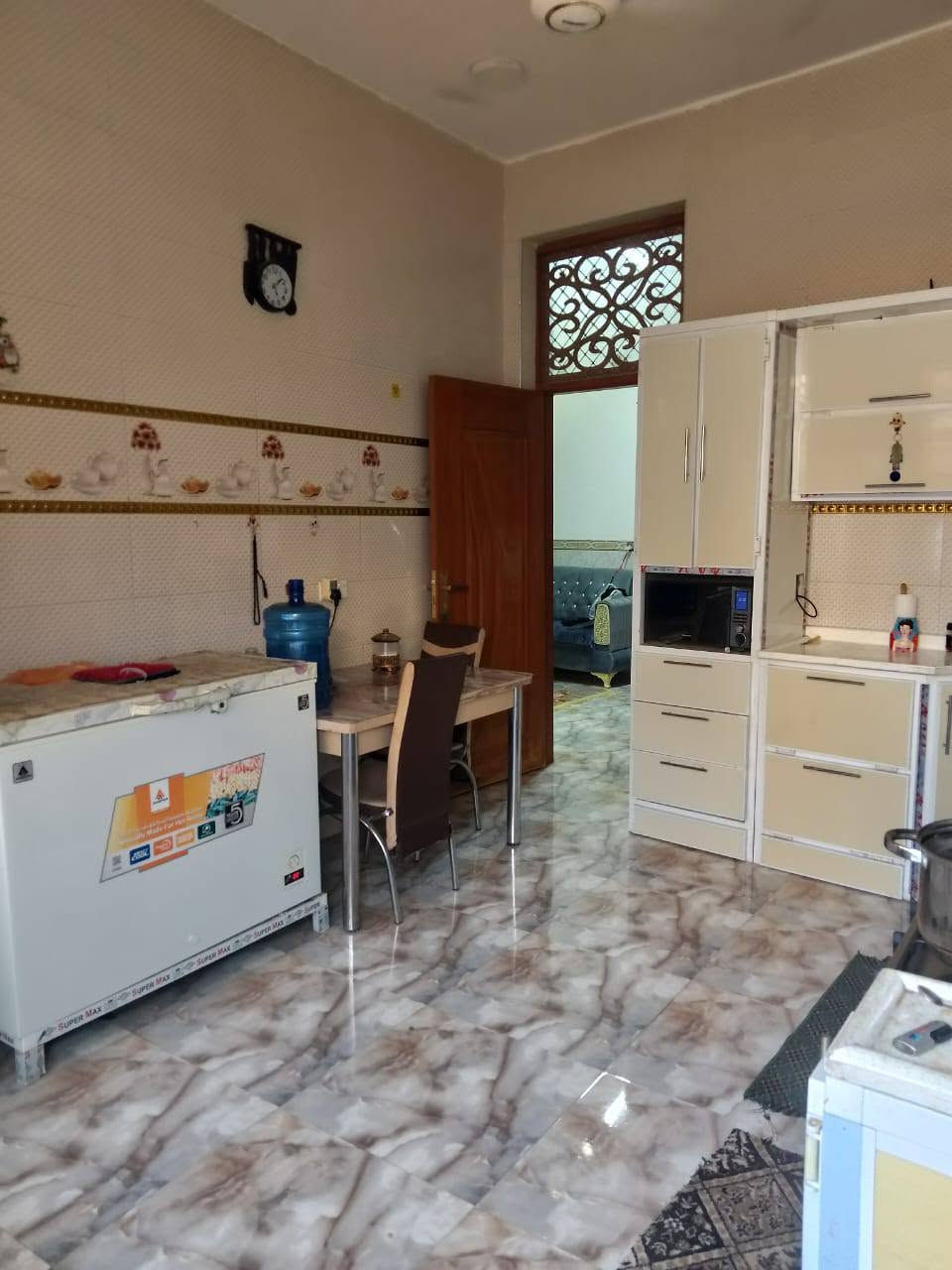 السلام عليكم..دار للبيع طابو زراعي المساحه 150بناء حديث..حي الحسين.. يتكون من مطبخ واستقبال وصاله وغرفه نوم صحيات داخليه و خارجيه ..الطابق الثاني غرفه كبيره وصاله ..السعر 80وبي مجال قليل للاستفسار الاتصال بالرقم ***********
