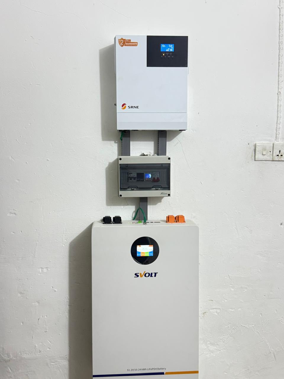 على بركة الله ☀️💪
تمّ تجهيز وتنصيب منظومة طاقة شمسية متكاملة بقدرة 10 أمبير نهاري / ليلي
في بيت الأستاذ محمد العوادي، وفق مواصفات مدروسة بعناية لتوفير أداء ثابت، كفاءة عالية، وتجهيز مستقر يلبي الحاجة اليومية بأفضل صورة.

🔹 مواصفات المنظومة:
✅ ألواح لونجي بقدرة 615w
✅ بطارية Svolt بسعة 10.24kw
✅ انفيرتر SRNE بسعة 5.6kw

🔹 الضمانات:
✔️ ضمان الألواح: 15 سنة
✔️ ضمان البطارية: 5 سنوات
✔️ ضمان الانفيرتر: سنتان

منظومة متكاملة تجمع بين قوة الأداء، جودة المكونات، ودقة التنفيذ لتكون الحل الأمثل لمواجهة انقطاع الكهرباء والانتقال إلى طاقة أكثر استقراراً واعتمادية.

شغل احترافي، مكونات موثوقة، ونتائج تفرض نفسها على 
للأستفسار والتواصل
مهندس عباس:***********
مهندس حمزة:***********
