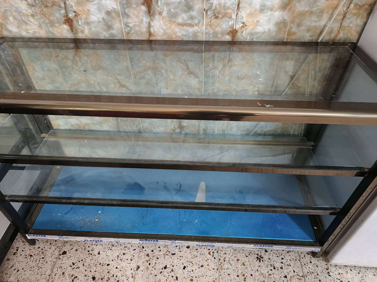 رفوف المنيوم  + فاترينات ٢ المكان بغداد التواصل خاص او الاتصال ***********
