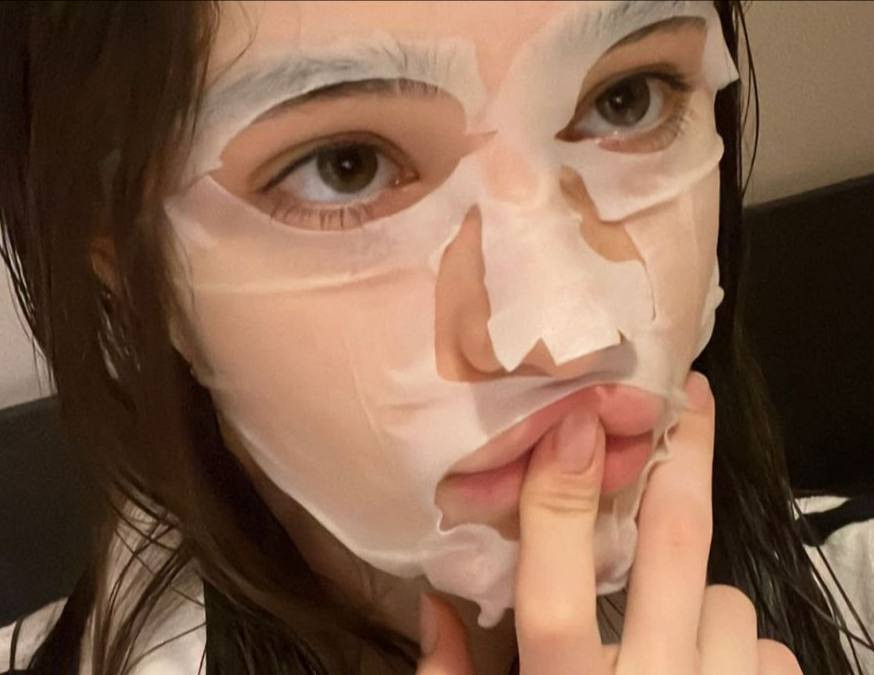 ويتدللون علينا الجميلات 🌸 

ماسك الكبسولة المضغوطة😍
هو عبارة عن كبسولة تتخلى بالماء تطلع قناع على شكل الوجه بالضبط   
بعدين أجيب الماسك و نخلي بالتونر الخاص …وهسة صار الماسك مشبع بالتونر ونخلي على الوجه لمدة ١٥ دقيقة  وبعدين نشيله ونخلي مرطب 
ينفع للبشرة الدهنية ؟  أكيد ينفع بس لازم التونر خاص للبشرة الدهنية 
شنو ممكن أستخدم بدل التونر ؟ مي الورد ينفع 
شنو الفائدة من ماسك التونر هذا ؟ 

أولا : الترطيب.  
 ثانيا : يخلي دهون البشرة تطلع برة مثل فكرة نخلط مي وزيت الزيت يصعد فوك 🌸
 ثالثا : يعالج مشاكل البشرة  مثل الحبوب والجفاف 🌸
رابعا : يعيد بناء الجلد بعد فترة من الإستخدام وهيج يخلص البشرة من آثار الحبوب والحفر 🌸
خامسا : يصغر مسام البشرة🌸
سادسا : لازم مواظبة لمدة شهر حتى نحصل على النتيجة🌸

زين الماسك المضغوط يستخدم بس ويه التونر ؟ أكيد لا... تكدرين تستخدمي ويه أي ماسك إنتي حابته مي رز ، جل الصبار أو سيرومات مثل فيتامين سي و هايرونك أسد تخلي كماسك.🌸
الكيس يحتوي على 50 ماسك مضغوط🌸
سعر الكيس 10 الاف 
🚘 يوجد خدمة توصيل لجميع محافظات العراق ٤ الاف 🚘


**إذا كنت صاحب هذا الإعلان وتريد حذفه لأي سبب، رجاءا أرسل رسالة إلى الدعم الفني**