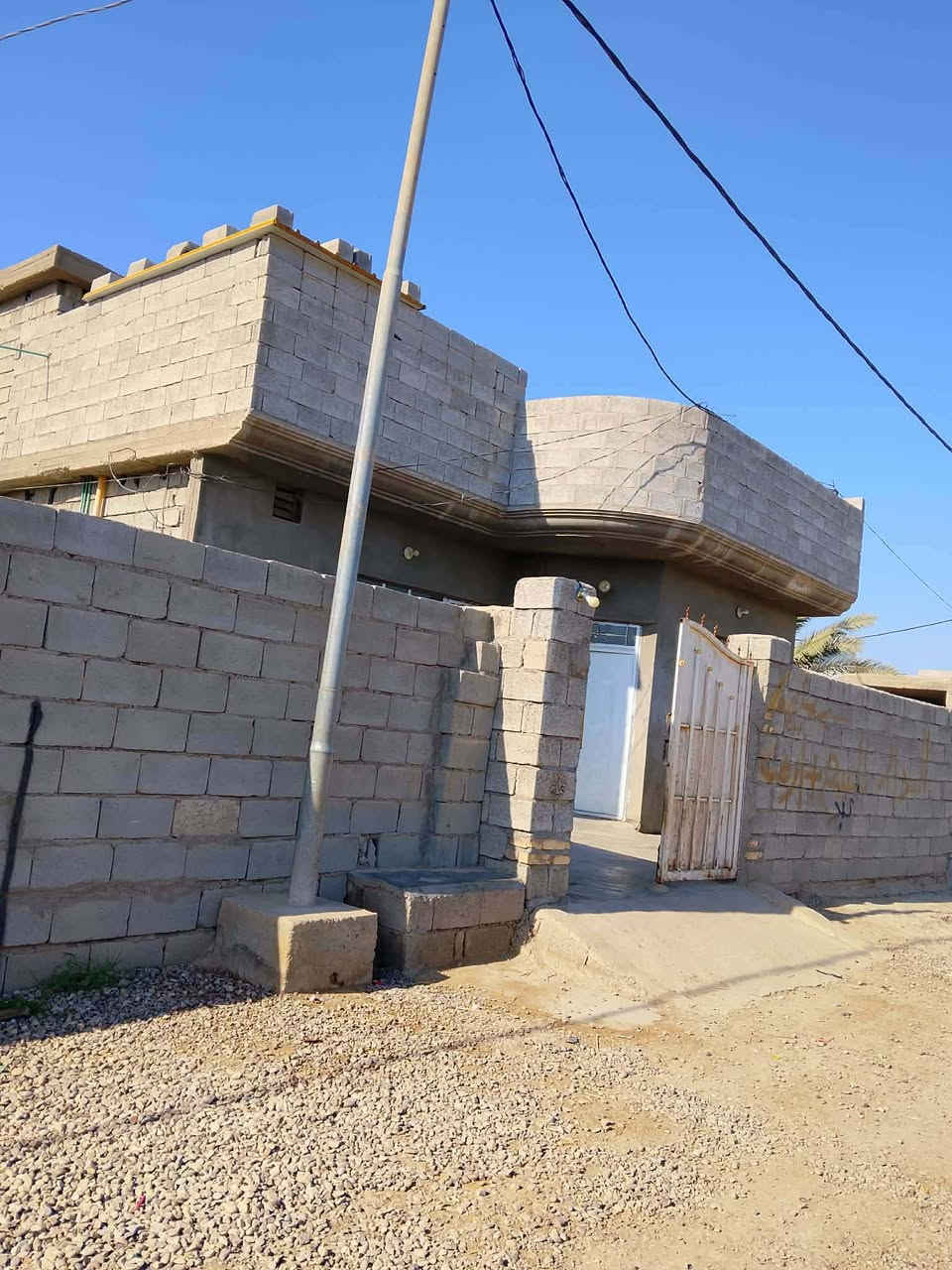 منزل للبيع في الهارونية العقود 🏠
مساحة بناء المنزل 250 متر ويتكون المنزل من ثلاث غرف وصالة ومطبخ واستقبال وحمام داخلي وصحيات خارجية  ومساحة الارض الكلية للمنزل 1،216 متر
 للأستفسار اتصل على الرقم ‏ *********** ‏
