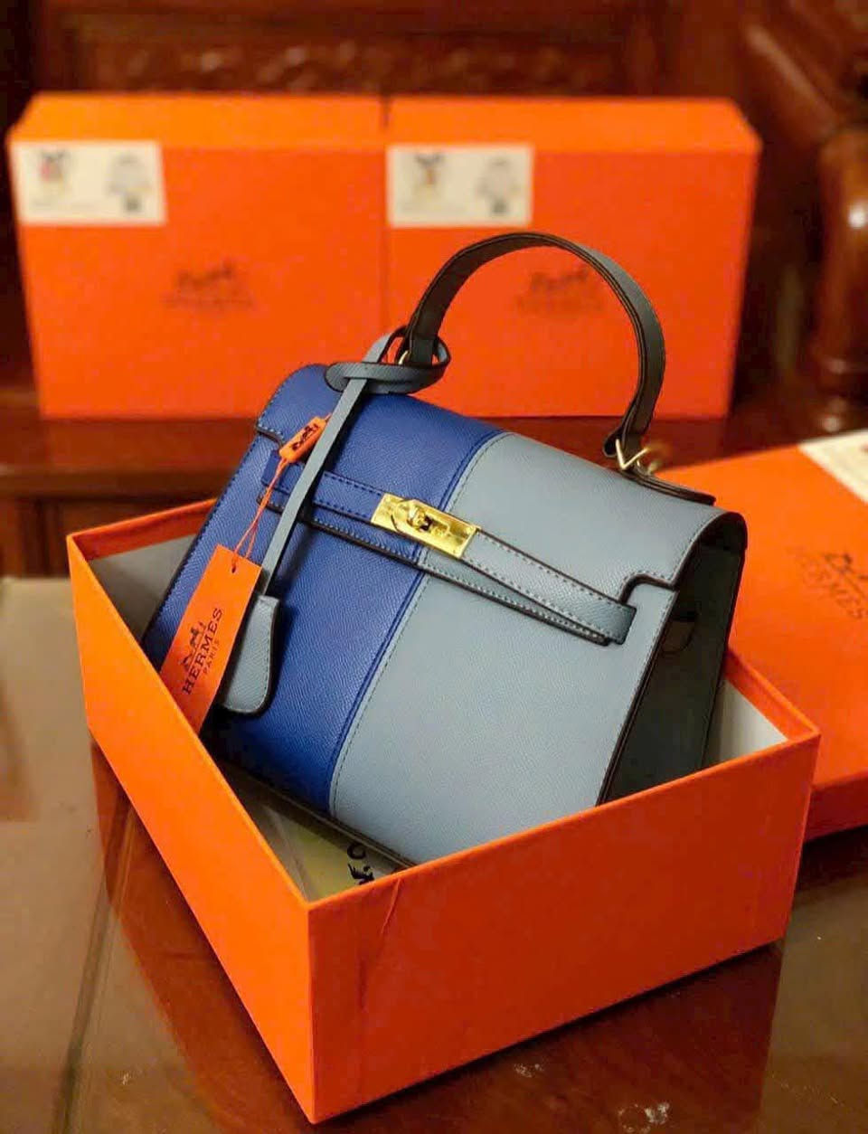 حقيبة فاخرة من طراز هيرمز بتصميم ماستر كوالتي،. تتميز بتفاصيل معدنية أنيقة وإغلاق تقليدي مع قفل وحزام أمامي قابل للتعديل.مع لمسات نهائية دقيقة تعكس أعلى معايير الجودة والفخامة. تصميم يجمع بين الأناقة الكلاسيكية والطابع العصري الفاخر.


**إذا كنت صاحب هذا الإعلان وتريد حذفه لأي سبب، رجاءا أرسل رسالة إلى الدعم الفني**