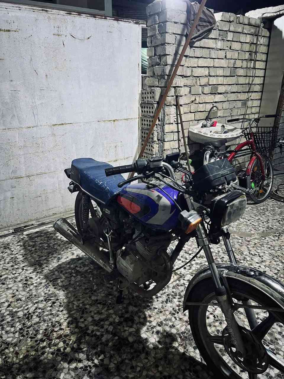 السلام عليكم دراجه سيڤان ٥كير للبيع دراجه نص نكره شغاله سلف هندر دبلات خلفي امامي جديد كابريتر جديد اصلي والسيبايه موجوده ما شاده تاخذه ويه الدراجه محرك لا تبخير لا صوت فقط الصره مسحوكه تصلح ب ٥الاف دراجه نقصه كشن اشاير بك لايت فقط عليه عقل رياضي فصله نار توصل دراجه حلوه مكاني الشعب السريدات قرب ماركت الشام *********** موجود واتساب ومازنجر
