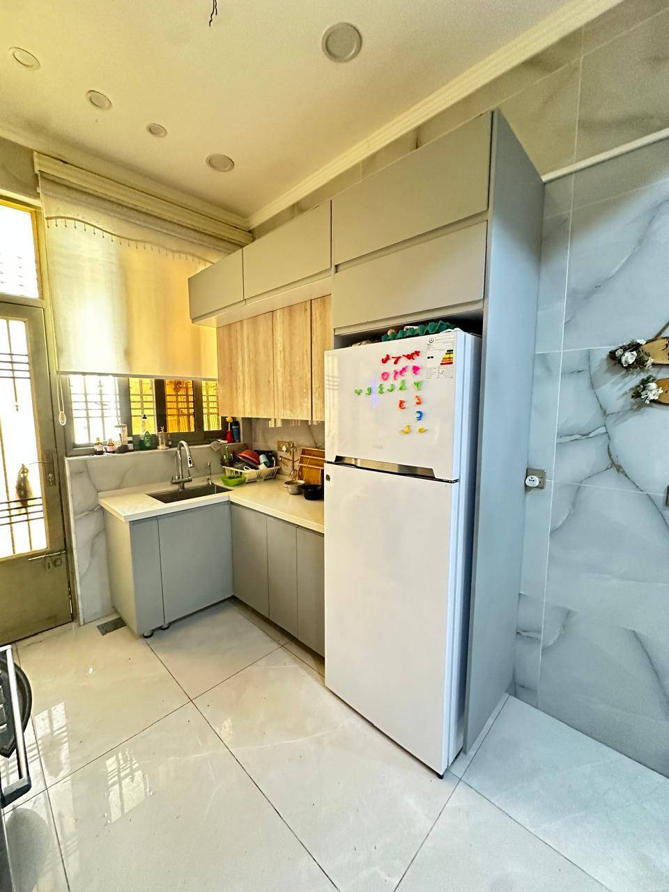 السلام عليكم ورحمه الله وبركاته
للبيع في شارع الجنابي دار مساحة 100 متر مودرن حديث طابقين ونص جديد بناء درجة أولى يحتوي على طرمه وخدمات خارجية +صالة +حولي مطبخ وخدمات ومنور ودرج وغرفه

الطابق الثاني يحتوي على حولي كبير +غرفتين وحمام+الطابق الثالث غرفه .وحمام

يحتوي أيضا على (في الكراج. ميزانية الكهرباء +ماطور الماء +جزامة +منظومة غاز. كلهن دفن بالحائط )

+ جميع غرف البيت من ضمنه المطبخ منضومة تقطير سبالت + منضومة كاميرات + الانترنت + الستلايت أيضا دفن. + كل البيت فيه نقاط وطني معزول. 

#للإستفسار

راسل الصفحة خاص او واتس اب 

اتصال ☎️ / واتس اب 📱 

 ***********
