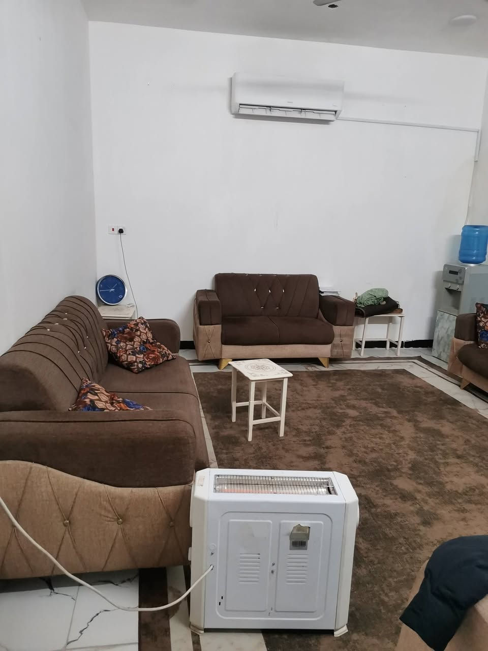 سلام عليكم عدي بيت للبيع ١٠٠ مربع بناء حديث طابق واحد زراعي ١٧ شارع سواعد سعر ٦٠ وبي مجال بسيط الاتصال ع رقم ***********
