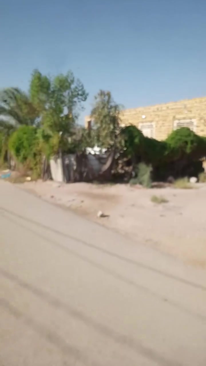 قطعه 190 متر  مسيجه ومزروعه نقد 9 مليون اقساط 10 مليون يدفع نصف والباقي حسب الاتفاق او مراوس بسيارة شارع المطار القديم الشارع التبليط المقابل لمحطة الشارقه گاع سيد هادي المطاريحي منطقة سكنية تبعد 500 متر تقريبا عن سياج المطار ***********
