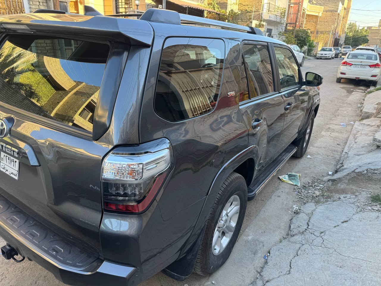 السلام عليكم 
تويوتا فورنير موديل 2023 وارد امريكي
بدون رقم 
تترقم جميع المحافظات
~ محرك 6 سلندر  / V6  4000
~ فئة SR5 فول موصفات   
~موصفات  
~ بصمة ابواب وتشغيل
~فتحة يالسقف
~ تو ويل
~ شاشة كبير  كاميرة دوار 
~ كاميرة خلفية 
~ داخل جلد اسود
~ رادار أمامي وجانبي
~ كشنات كهربائية 
~ كشن جلد 
~تحديد سرعة 
~تحكم ستيرن 
~ حجم تايرات ١٧
~ويل كب ودواسات 
~جامه خلفية تصعد وتنزل مضللة
~ (7) سبعة راكب 
وبعد بيه موصفات
~ ماشي 9 الف
~ سعر  ( 30000 )$ 
العنوان / بغداد / الدورة 
السيارة حادثهة مگلوبة ومصبوغة عام تبديل باب الصدر فقط وكما مبين في صور الحادث وايضا صورة للسونار مشتغليهة شغل جدا محترم ومضبوط
يدة باب السائق متفتح عن طريق اللامس بس تقفل عن طريق اللامس
المرايات الجانبية ما بيهة كلوب مال الرادار
لاستيكة القمارة محتاجة تكعد عدل
الجامة الخلفية مال الصندوق يحتاجلهة ترتيب لان تصعد وتنزل بطئ
رقم الهاتف /‭ *********** بغداد, العراق
