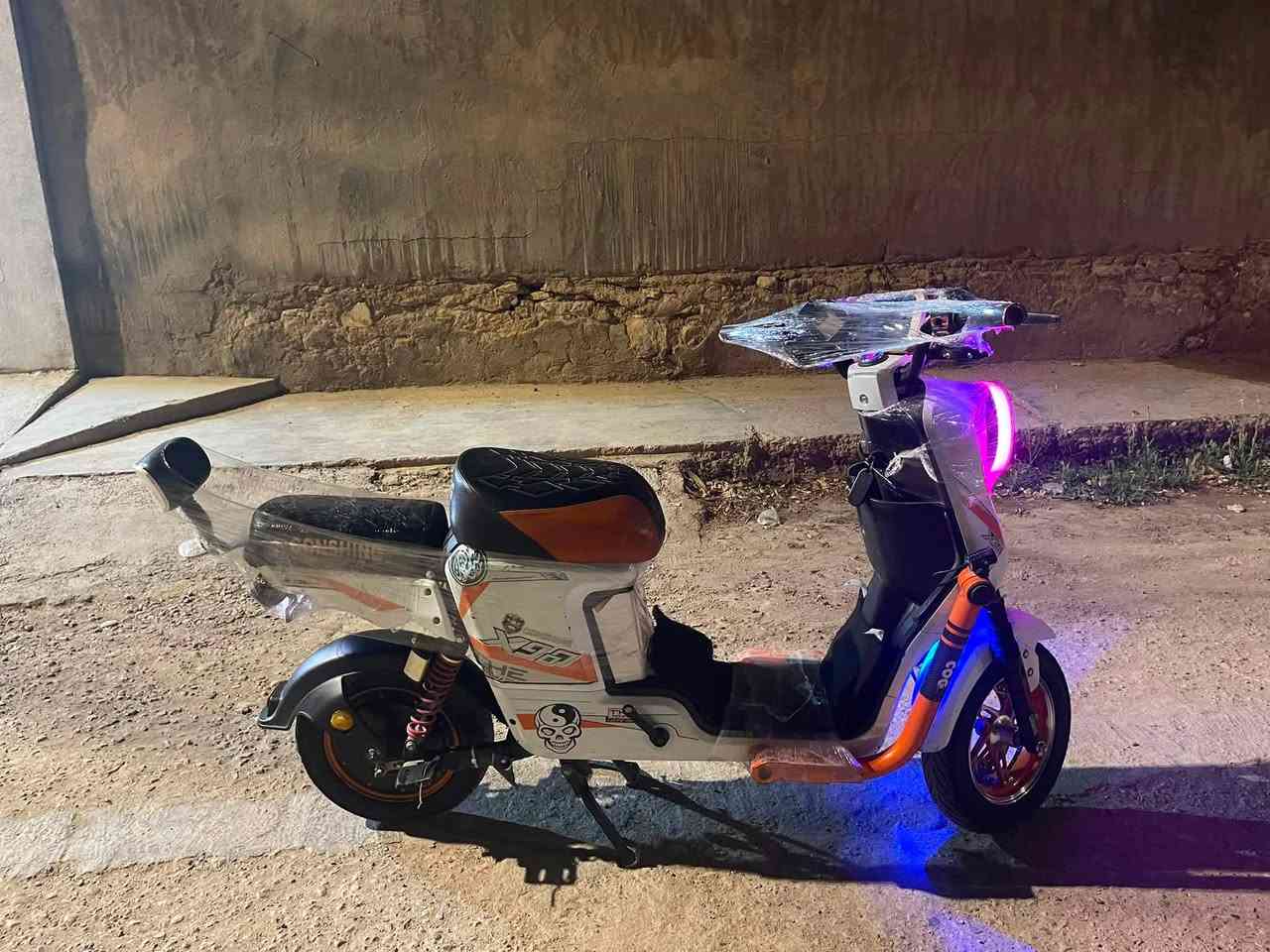 السلام عليكم مأطور للبيع اكس تسعميهً بطاريه ع الفحص خمس بطاريات كبار ملف ألفين واط نحاس سعره 325وقابل للتفاوض ***********
