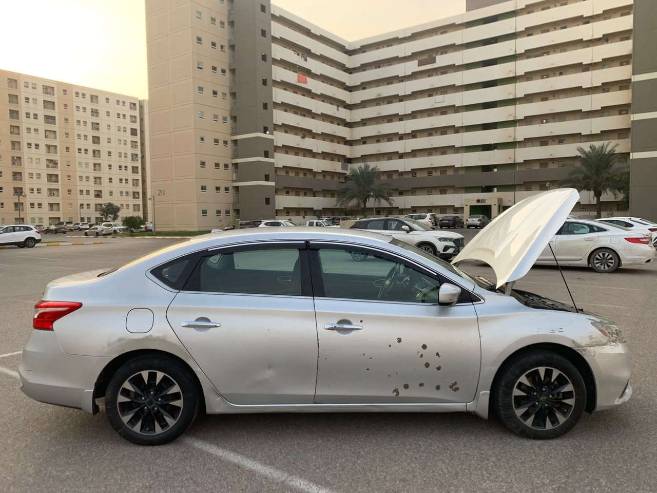 نيسان سنرا 2017للبيع حادث موضح كدامكم فقط قطعتين وبيها كلير بهلال الجاملغ الخلفي فقط السيارة ماشية 78الف جديدة تخبل مناقصها كلشي رقم بغداد بسمي تحويل ثاني يوم كير محرك شاصي لغود كله كفاله السعر 108وبيها مجال 
رقم تلفون ***********
السيارة بدون ايرباك وجديدة تخبل
