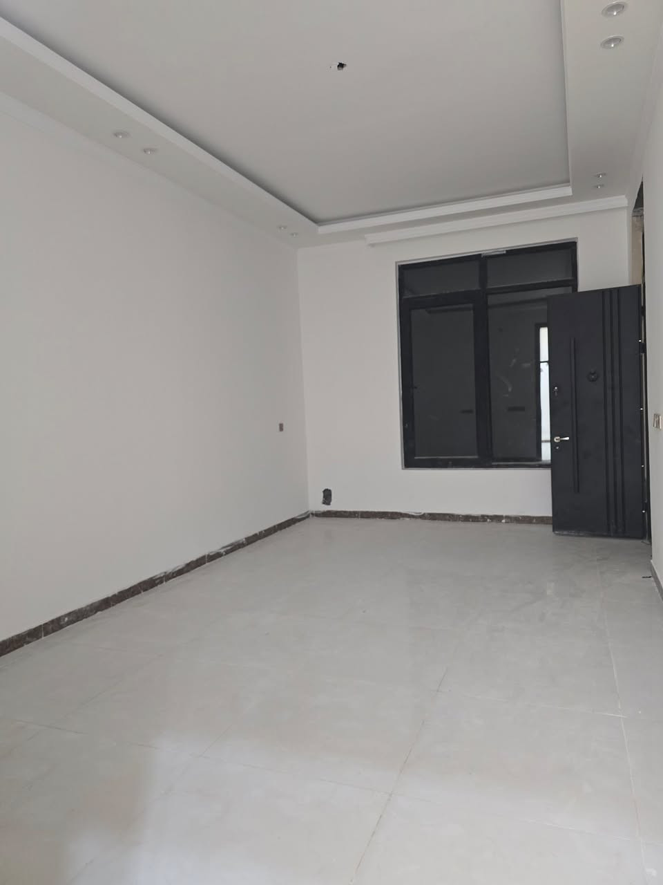 السلام عليكم
دار 150 في ام الخيل الثانية قريب الحولي 
الواجهه 7.5 م والنزال 20 م مكون من طابقين كونكريت 
الاول غرفة نوم واستقبال ومطبخ وصالة ومجمع صحي داخلي وخارجي والطابق الثاني غرفتين نوم وصالة ومجمع صحي عدد 2 
الدار ممكن مراوس بقطعه 
الدار يباع على المبادرة 
للاستفسار *********** مكتب الكفاءات للعقار
