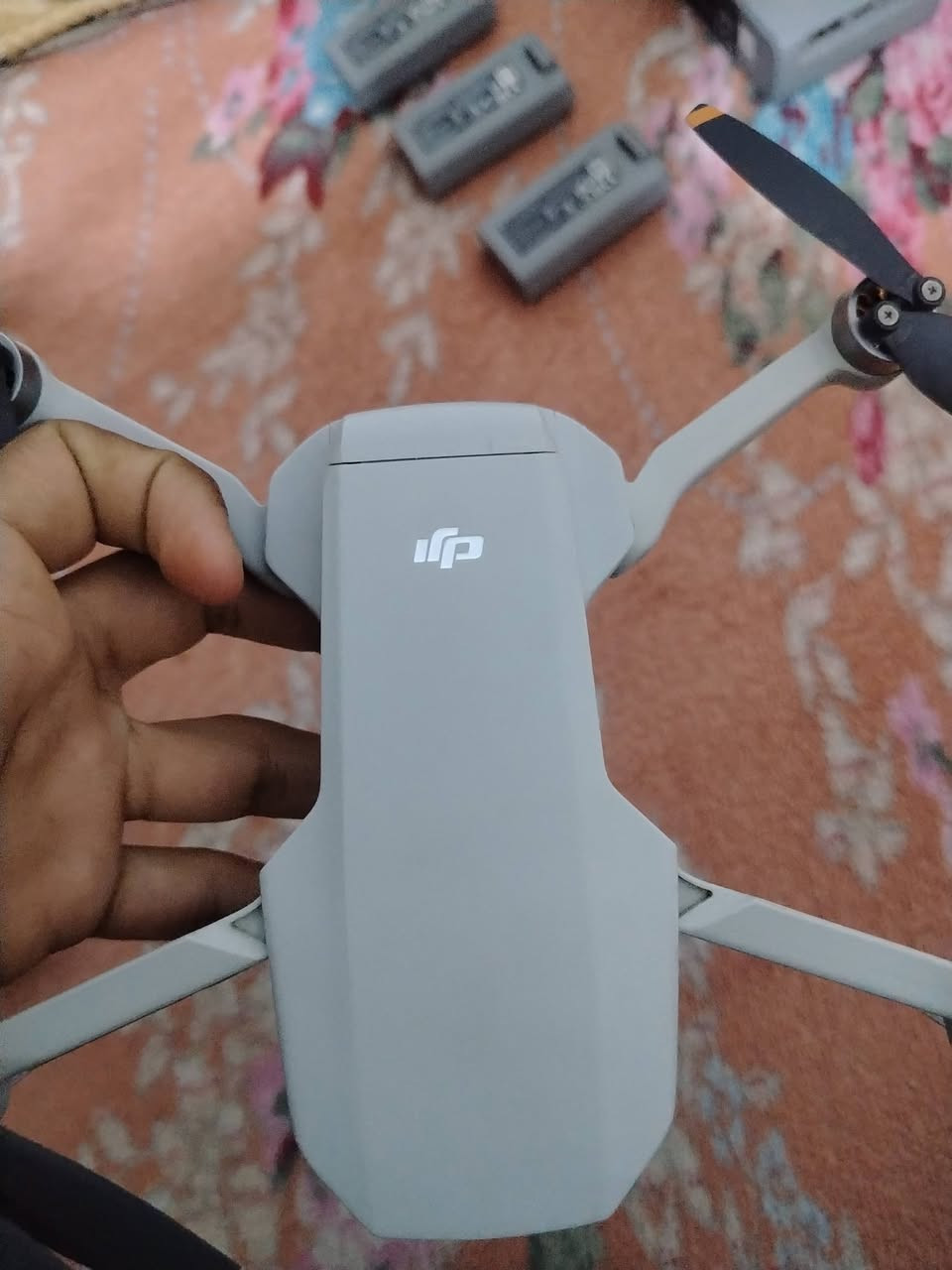 سلام عليكم درون مني 2 كومبو نضيف طيران قليل سعره 600  رقم *********** ملحقات كامله
