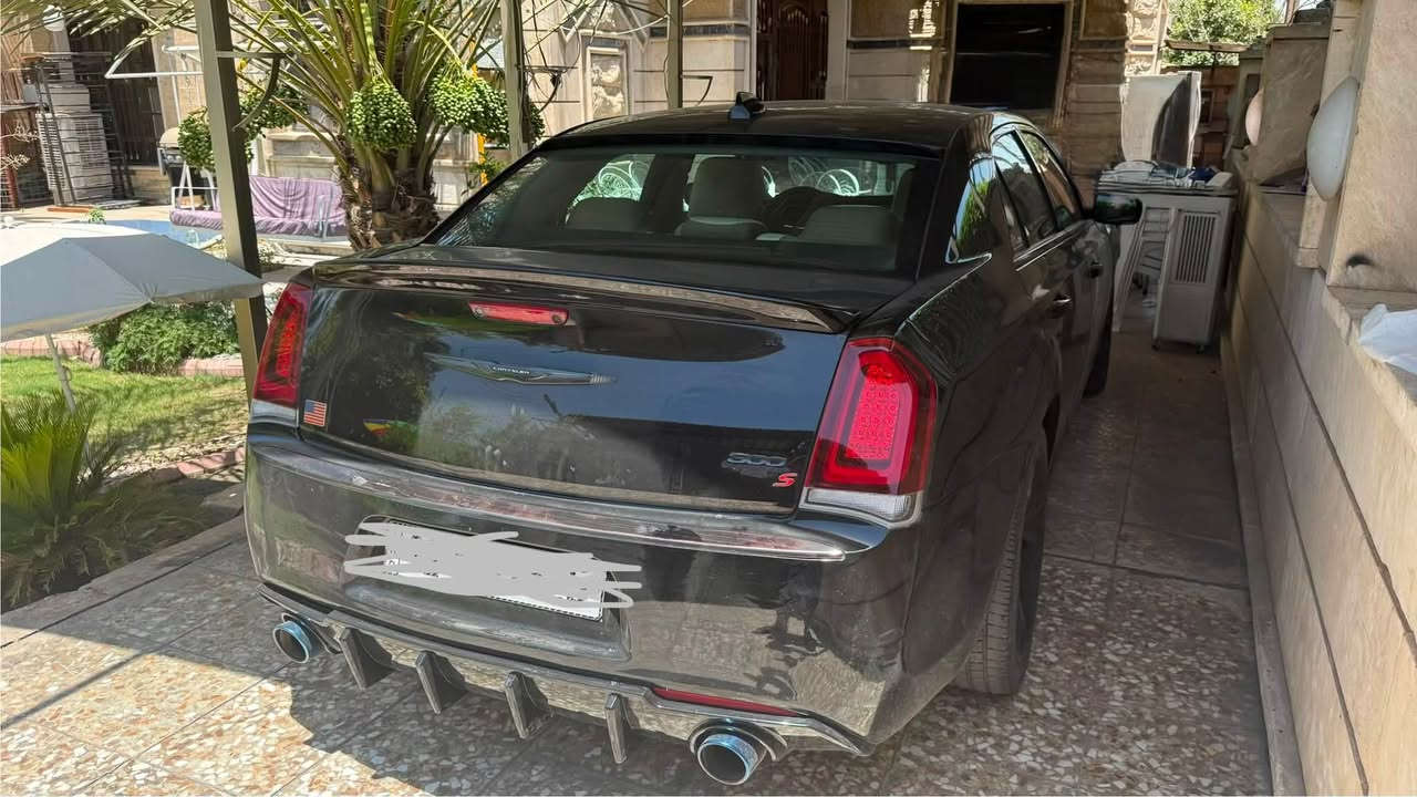 كرايسلر 300 (أوباما) 2021
محرك 3.6 لتر V6
دفع خلفي RWD
ماشية 100 ألف كم

المواصفات:
• داخلية سوداء
• مقاعد جلد فاخرة
• كرسي السائق كهربائي 8 وضعيات
• مقود جلد متعدد الوظائف
• مسند يد أمامي وخلفي
• فتحات تكييف خلفية
• إضاءة داخلية LED
• شاشة 8.4 إنج Uconnect
• Apple CarPlay
• Android Auto
• Bluetooth
• USB
• نظام صوت 6 سماعات
• شاشة معلومات بين العدادات
• تشغيل بصمة
• دخول ذكي بدون مفتاح
• مثبت سرعة
• كاميرا خلفية
• نظام ABS
• نظام الثبات الإلكتروني ESP
• Traction Control
• مراقبة ضغط الإطارات
• Hill Start Assist
• مصابيح LED نهارية

السعر: 22,500$

رقم الشاصي:
2C3CCAAG4MH516146

العنوان:
بغداد - السيدية

للاستفسار:
***********
