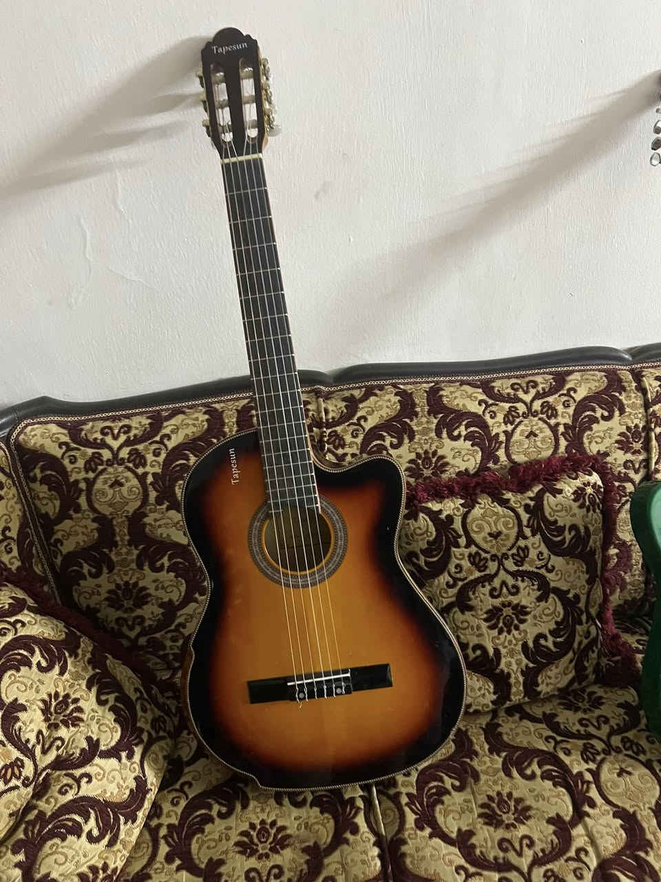 كيتار كلاسك Topasyon جدا راقي يعتبر من شركات الممتازه جدا ابحث عليها كيتار يعتبر للمحترفين وللمبتدأ جدا نضيف صوته موجود بالفديو مكاني بغداد كرخ السعر تعال خاص ونتفاهم بالسعر رقمي ***********
