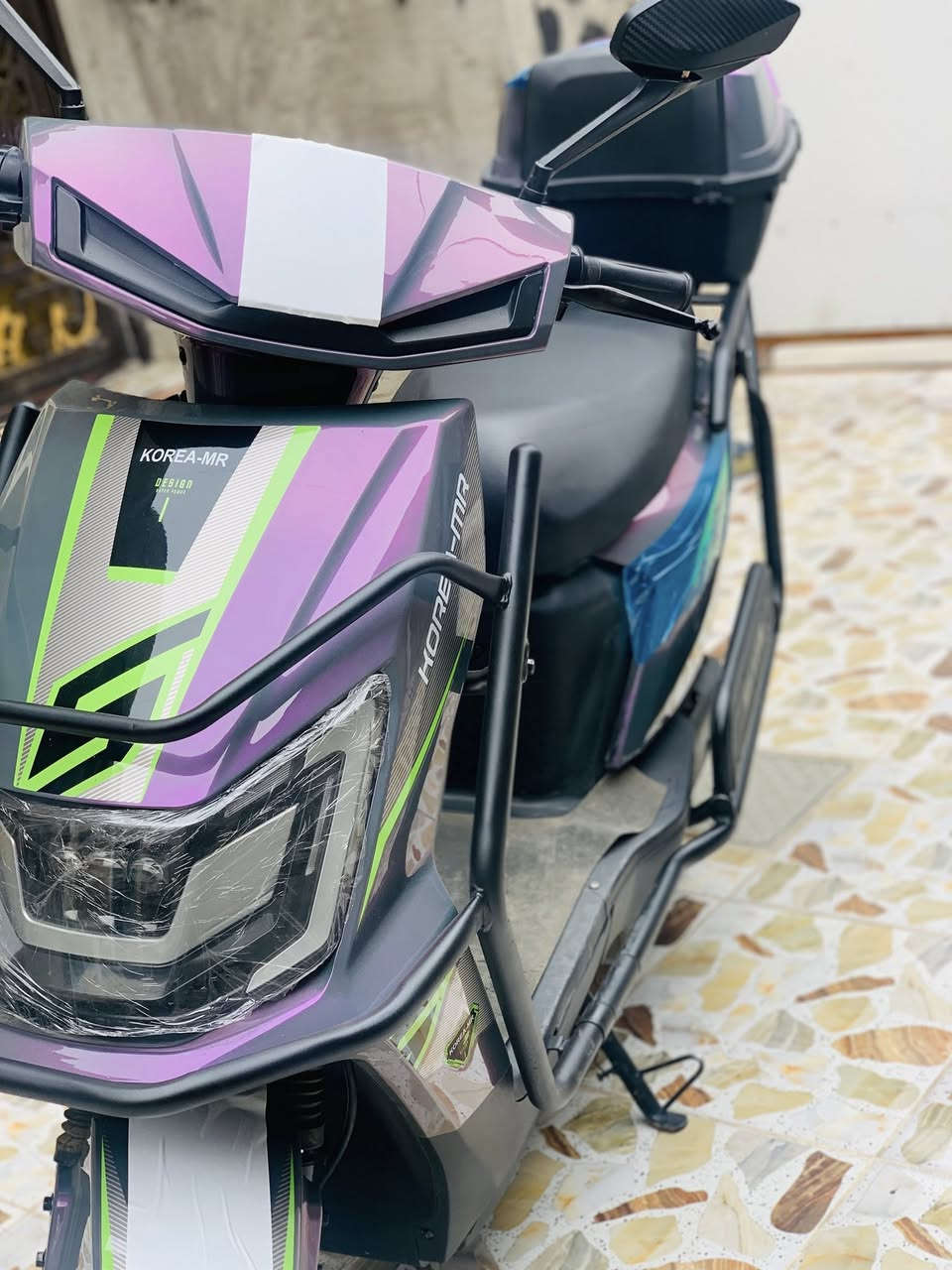 سلام عليكم ماطور شحن للبيع نوع شبح من شركة ((KOREA-MR)) موديل ((2025)) بعدة جديد مستعمل شي قليل جدا  لون مميز جدا الماطور كامل مكمل شغل وطلع بطاريات 🔋 كلهن شرط الفحص كلهن على الفحص الماطور شخط مآبي كهربائيات كلها شغالة هورن نشرات مرايات دبل اشاير إشارة يمنة يسرة لايت زنون عالي ناصي بلوتوث بي نظام البك R يعني يرجع ليورة بي نظام الP للحماية جنطة جبيرة مع جنطة إضافية 6 بطاريات 🔋 على الفحص وين مايعجبك لدات ويا خوذة ⛑️ الماطور كامل من كلشي شغل واطلع السعر 550 وبي مجال للطيبين وللشراي المكان الأنبار الرمادي / الرقم *********** تحياتي للجميع
