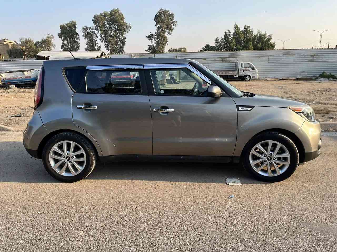 سول ٢٠١٨ امريكي محرك 2000 
ممشاها حلو 57000 الف ميل 
رقم بغداد الجديد باسمي 
سياره على ايدي صار ٧ سنين 
كير ومحرك مكفول من كل النواحي 
سياره حلوه وجاهزه مبيها اي نقص 
حادثها موضح بالصوره قطعتين صبغ 
ملاحضه ✅السياره حولبت عندي العام بنيد وقماره 
السعر ١١٣ وبيها مجال حك الجيه 
مكان السياره بغداد البلديات 
شراي اتصل على الرقم ***********
