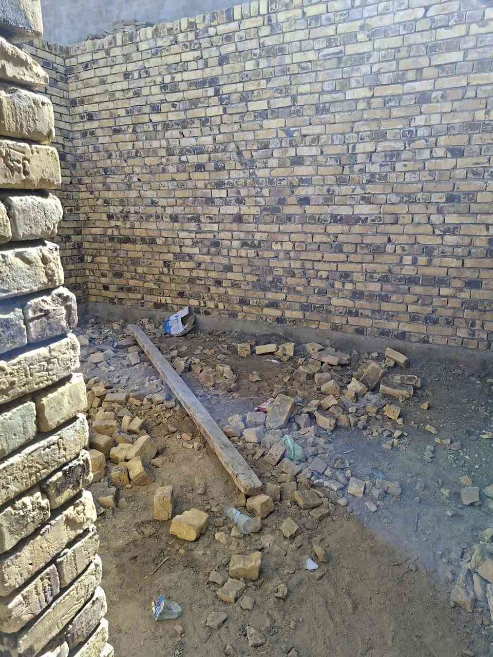 هيكل 100 متر للبيع زراعي سند 25 السعر 30,000,000 مليون وبي مجال نادر الثالثه حي 
السجاد عرض الشارع ١٠ متر الاتصال بالرقم ***********
