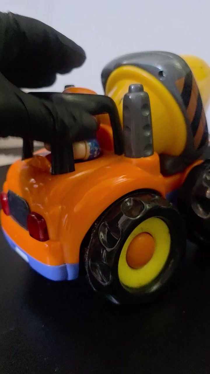 متوفر شاحنة خلاطة أسمنت من مجموعة "هولا" (Hola) المخصصة للبناء، وتتميز بالخصائص التالية: 
مصممة لتشبه معدات البناء الحقيقية لجذب الأطفال.
تعمل بالاحتكاك (Friction Powered)، حيث تكتسب سرعة عند دفعها.
تحتوي على أجزاء متحركة، مثل خلاطة الأسمنت التي تدور للتفاعل أثناء اللعب.
مصنوعة من مواد متينة وعالية الجودة لتتحمل اللعب الطويل.


**إذا كنت صاحب هذا الإعلان وتريد حذفه لأي سبب، رجاءا أرسل رسالة إلى الدعم الفني**