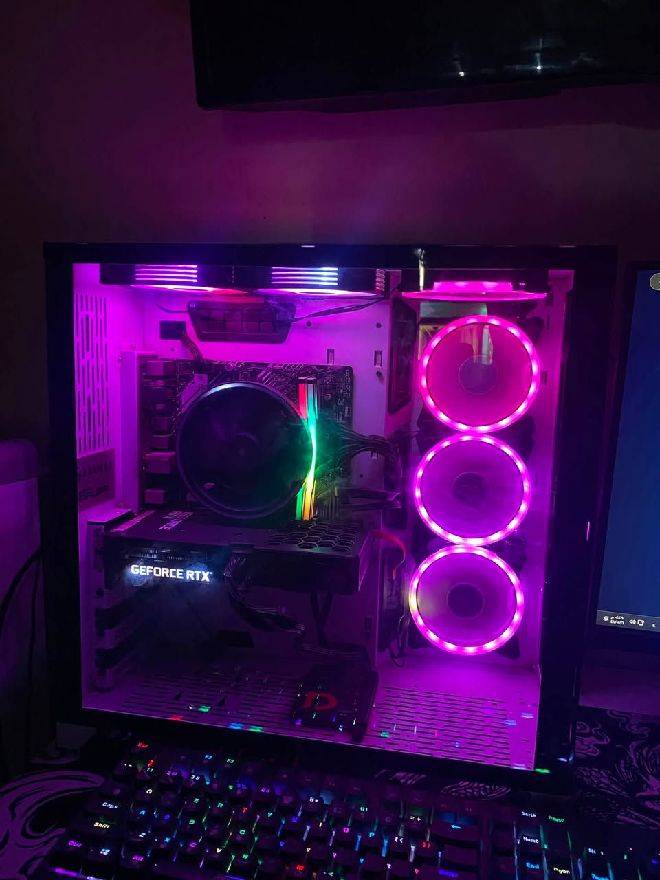 Intel (R) Core(TM) i5-10400F CPU @ 2.90GH2 (12 CPUs). 2.9GH2 :المعالج 
كارت الشاشه 3060 rtx12gb 
مذربورد اسوس 
رامات ١٦ كيكه ddr4
باور سبلاي ٧٠٠w
هارد hhd 1tb
Sad 256gb 

شاشه اسوس 180hz قياس. 27 بوصه ميز وياها  يو بي اس اولاين  1vk دركسون مال سياقه ماوس ريد دراكون نسخه خاصه دبل كيبورد ميكانكل و يدات اكسبوكس سيريس ٢ 
كل هل جمال والتجميعه ١٥٠٠ مليون ونص  وبيها مجال للطيبين للتواصل ***********
