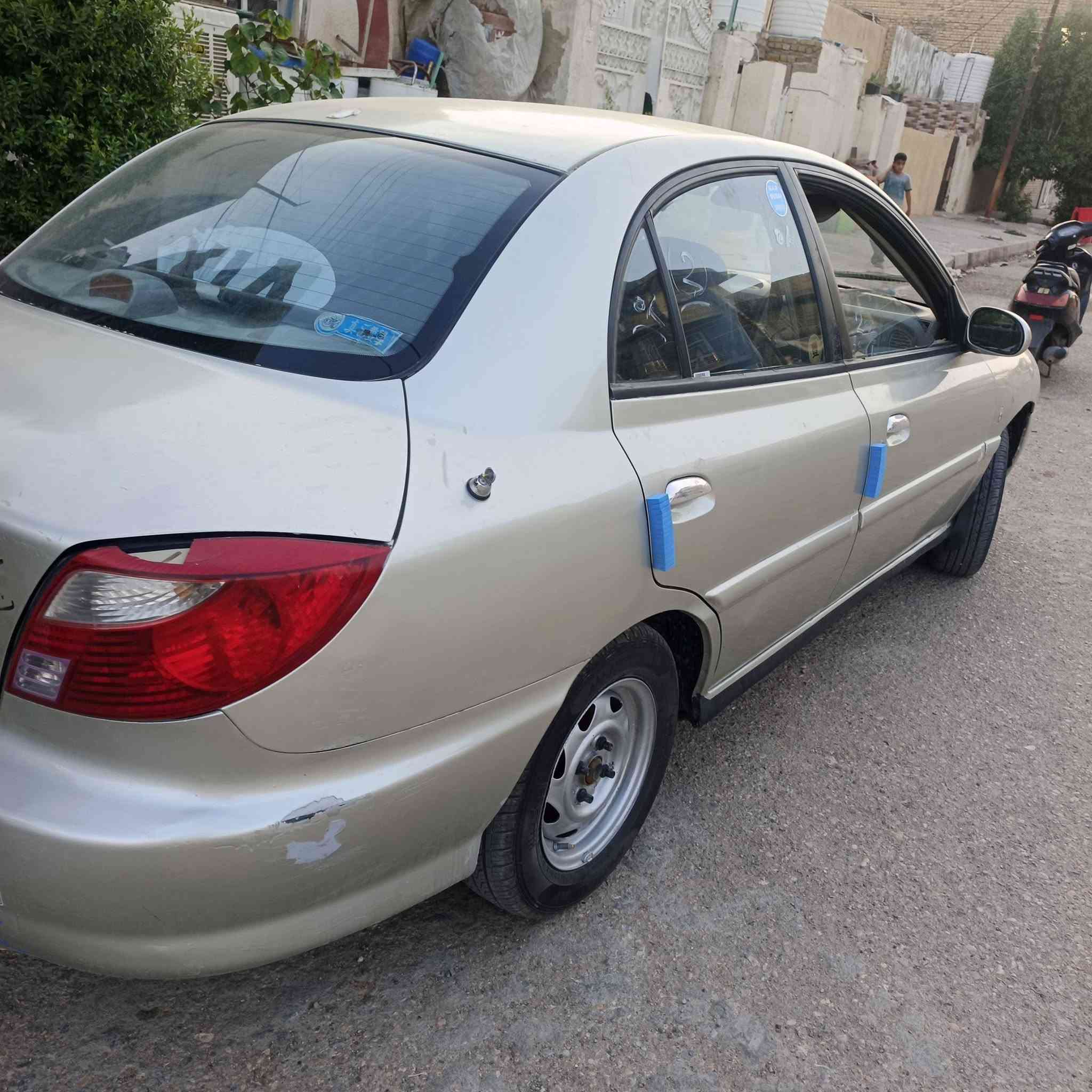 السلام عليكم  كيه ريو مديل 2001
مكفوله من الضربه تخم تاير بحاله جيده تبريد ثلج غرفة  نضيفه رقم بغداد مشروع وطني سياره جاهزة  كير اوتو بلادي مكينه مكفوله السياره مصبوغه جماليه بدون حادث سعرها 37 وبيها مجال بسيط  مكانها كوت مركز مدينه للاستفسار ***********
