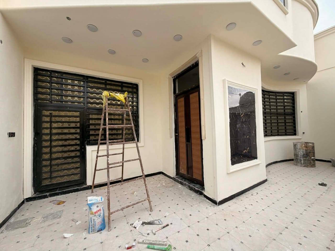 بيت ٢٠٠ م مسلح بناء حديث ما مسكون 
السنيه سياحي قرب سكه 
يحتوي على غرفتين وصاله ومطبخ واستقبال وصحيات داخليه وخارجيه سقف مسلح للاستفسار مراجعه مكتب سيد ناصر الزاملي
الواقع في حي الفرات خلف شركه حمورابي
***********
