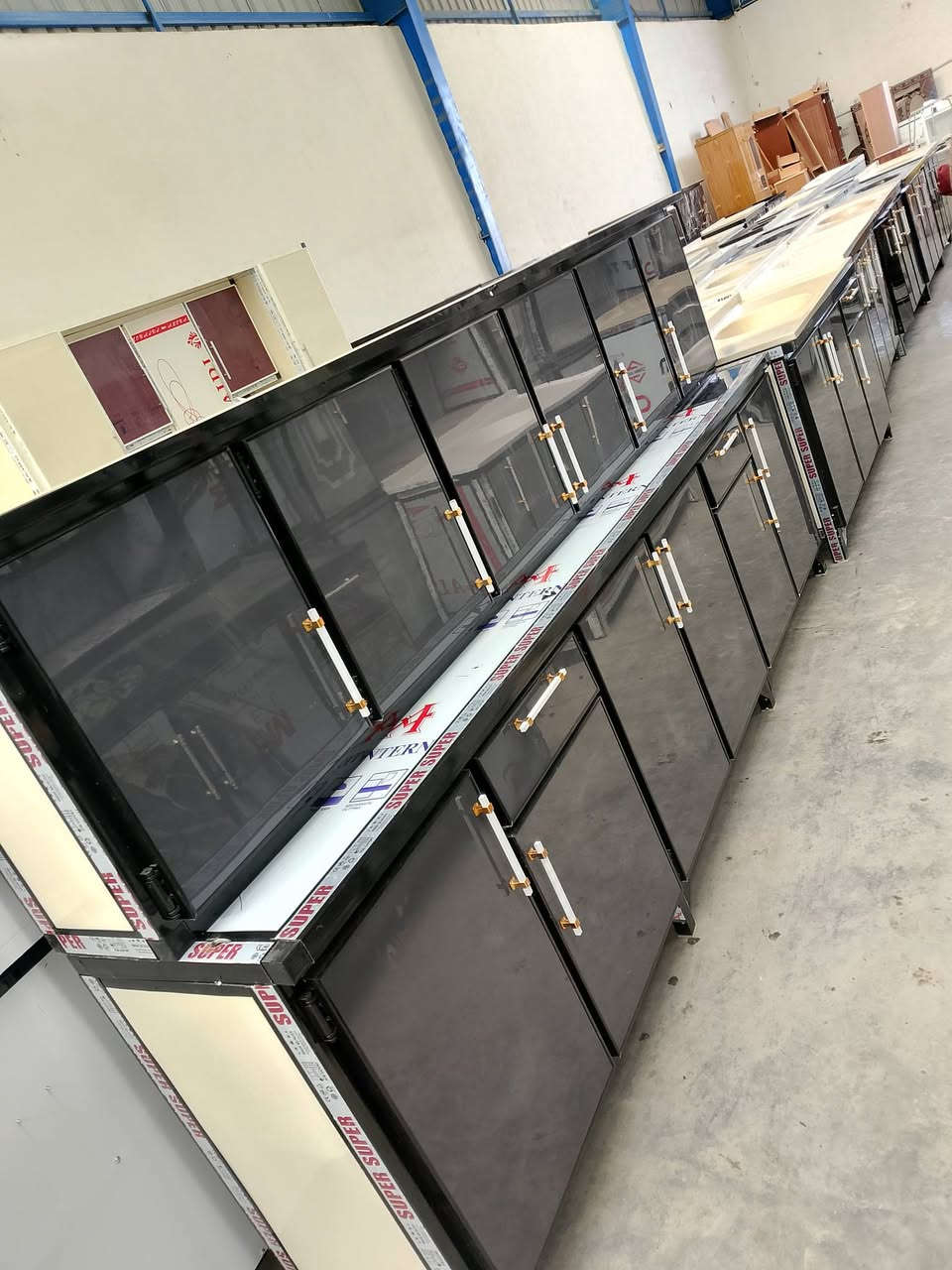 كاونترات جديده متره ونص ومترين ومترين ونص و3 متر  والكاونتر متكون من 3 قطع الارضي والملحق والسنك المرمر العنوان واسط قضاء الصويره شارع العام قرب محطة رضا الصالح القرب من مطعم هنداس السايد الرايح البغداد للتواصل ***********/مجمع الشمال/وعدنه نضاف المراوس ناخذ القديم ونطيكم جديد وحسب الاتفاق
