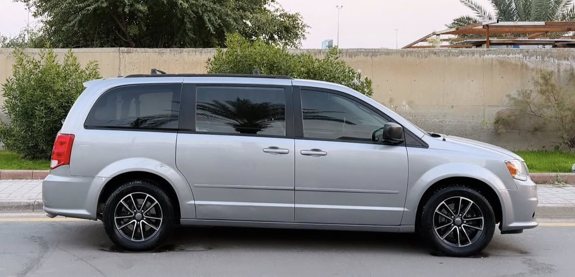 سلام عليكم
دوج كرفان كراند موديل 2017
ماشيه 100ميل 
محرك ٦سلندر حجم ٣٦٠٠ كير اوتوماتيك شرط المحرك والكير ما مفتوح 
رقم سليماني دولي رقم وسنوية جديد شرط التحويل 
بيها قطعتين ونص بدون دواخل  
مواصفات sxt 
غرفتها جديدة لوك 
٧ راكب  كشنات سياحي بلع
 ٣قطع تبريد ❄️
جامات فتل كهرب
ابواب وصندوق ميكانيك
وشاشه خلفيه 
وتبريد ثلاث قطع 
تحكمات ستيرن كروز سرعة
نظام ايكو تقليل بانزين 
ويل كروم 17 
اخوان السياره جاهزه محرك/كير/صدر/تخم تاير /شرط لوك 
السعر154 $$ وبيها مجال 
مكاني بغداد 
***********
