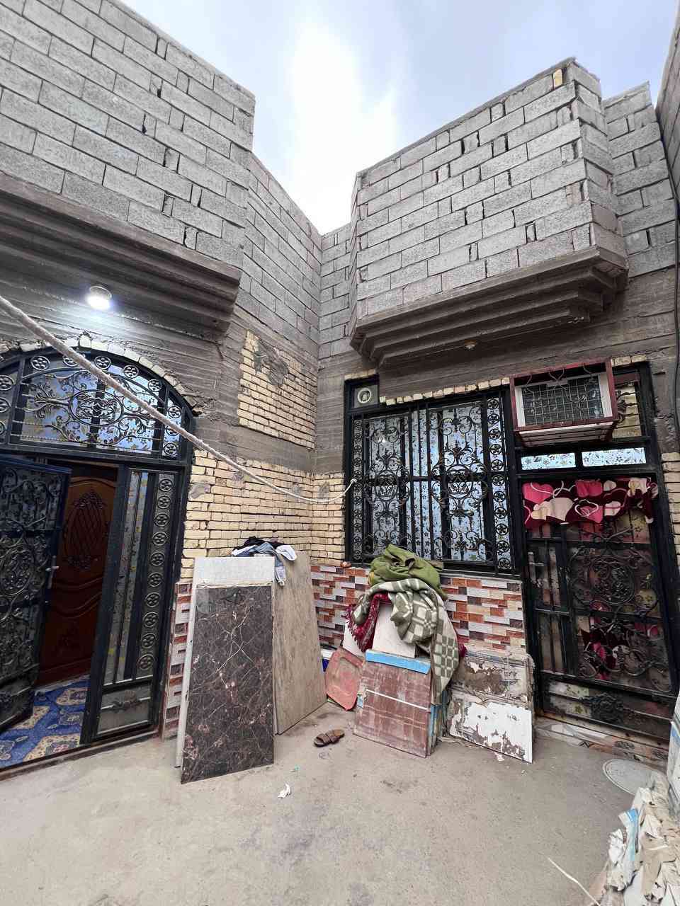 دار سكن طابقين للبيع 🏠
طابق الأول البناء طابوك اصفر بالكامل 
الطابق الثاني البناء بلوك بالكامل 
#المساحة :: 200م
ملك صرف زراعي عراقي نموذج 25
إبي الخصيب - منطقة شيخ إبراهيم 
الدار بي نواقص كلش بسيطة 
#يحتوي_الطابق_الأول :: كراج . صحيات خارجية 
أستقبال ضيوف صالة معزولة . موزع . غرفتين منام 
قياس كل غرفة ( 6 * 4 ) صحيات داخلية منعزلة مطبخ نضام حار + بارد
#يحتوي_الطابق_الثاني ::صالة واسعة غرفة منام 
صحيات داخلية سطح خارجي .
منطقة خدمية وموقع مميز .
#السعر_المطلوب :: 110 مليون قابل للتفاوض
#للأستفسار :: ***********
