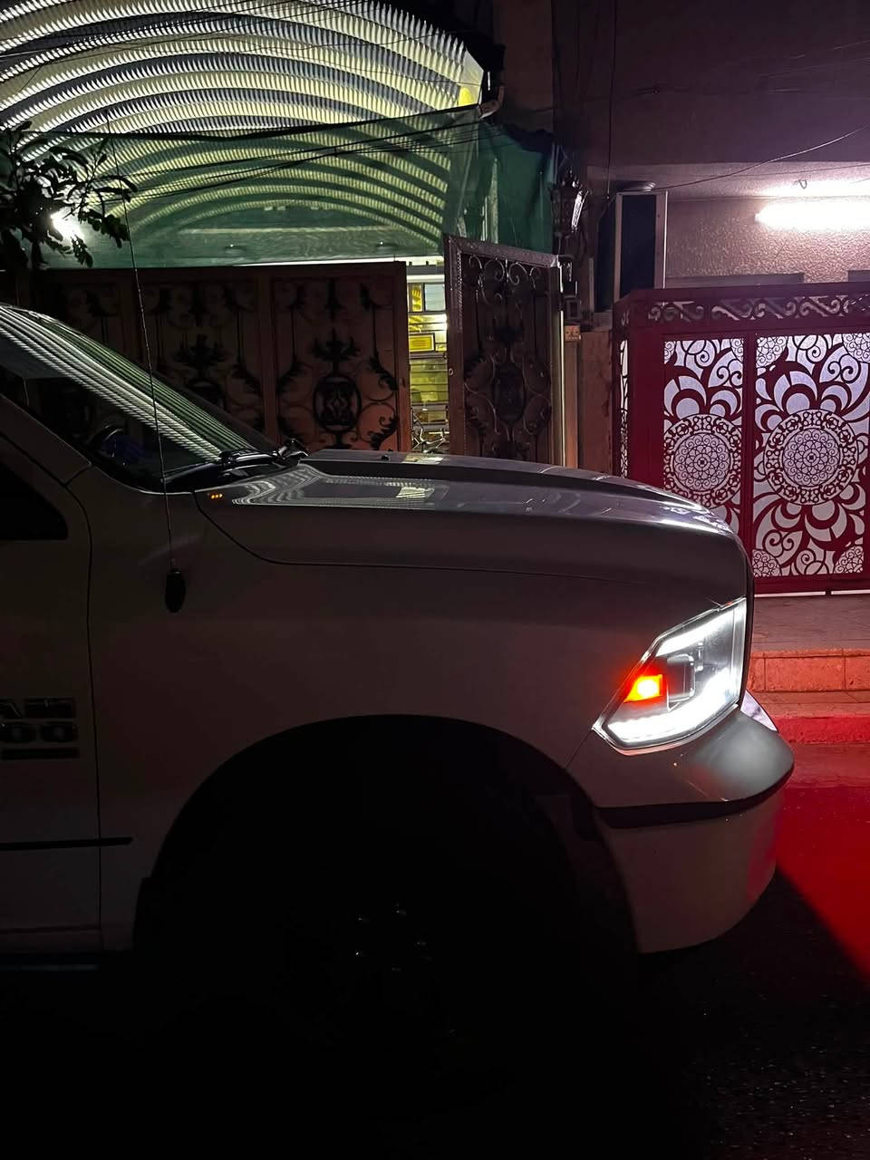 سلام عليكم دوج رام 2023 كلاسك قبل شهر طبت وترقمت حادث باب خلفي فقط بارد بدون صبغ السياره ماشيه ٣٠فقط   مكينه 6 باب قصير أربع تغيرات جدد كامله السياره كبل لشارع السياره جديده سعر 23 الف دولار وبيه مجال 
***********1
