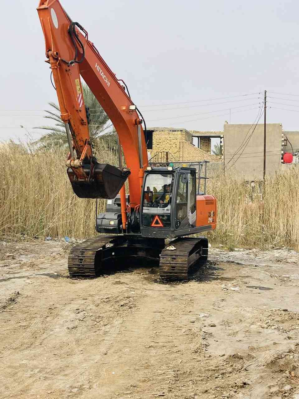 بسم الله الرحمن الرحيم 
على بركة الله لعشاق الجديد والمميز 
حفارة هيتاشي زت ٣ للبيع
موديل 2009 رقم سليمانية الماني والسنوية ال 2028
حجم 210 السي 8 روله ✅
سرفه عرض 70 المرغوب 
حداديه وزنجيل ورولات 💯 
الحفاره كفاله عامه من مضخه ومحرك فول مواصفات فول سيفتي كفاله عامه بوجهك للشغل 🇯🇵
للاستفسار الاتصال على الرقم ***********
