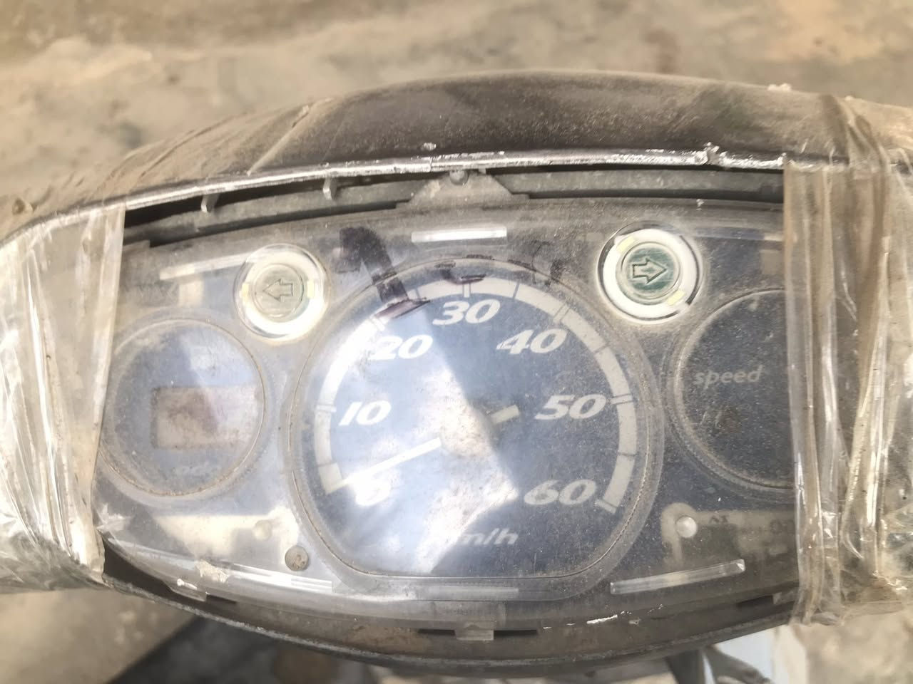 للبيع دراجة عصفورية مجنح متروكة بس شغالة عوزهة ترتيب  مكانهة البياع حي لعامل السعر ١٣٠وبيهة مجال 
***********
