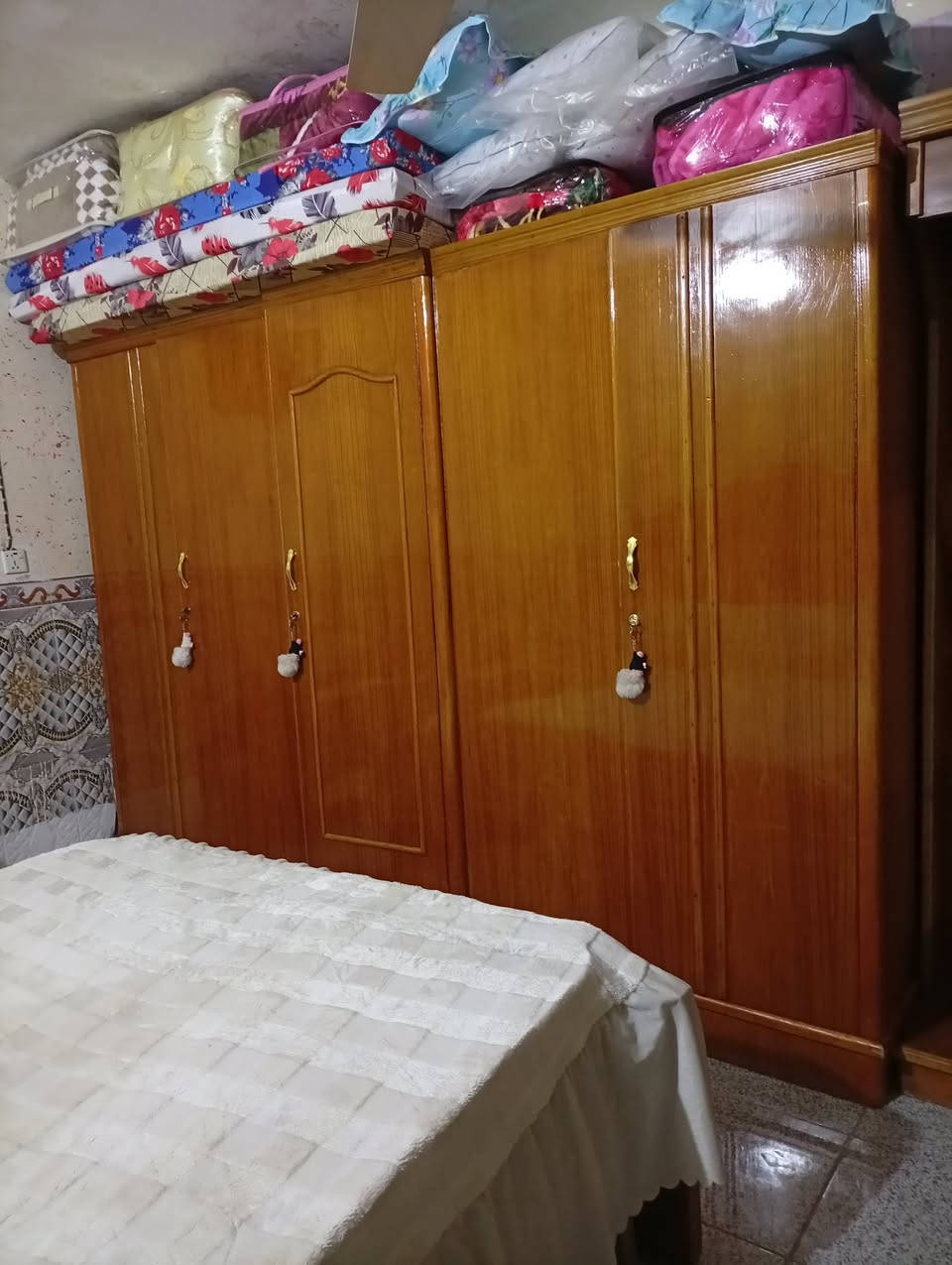 السلام عليكم 
غرفه نوم صاج تسكام نضيفه جدا خمسه ابواب 
السعر ٦٠٠ الف 
كاونتر تسكام ٢ متر مع سنكي متر ونص السعر ٣٥٠ الف 
قنينه غاز السعر ٦٠ الف 
ثلاجه نضيفه جدا واستعمال قليل حجم ١٤ قدم السعر ٣٠٠ الف 
تخم استقبال اربع قطع ١٠ مقاعد السعر ١٥٠ الف 
جربايه طفل طولها متر و ربع السعر ٤٠ الف 
شاشه بلازما حجم ٣٢ نضيفه جدا تشتغل على النت سعرها ٧٥ الف 
براد ماء بحاله جيده السعر ٦٠ الف 
الاستفسار ***********
