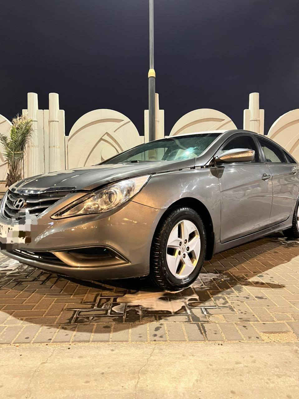 السلام عليكم
ياالله وين اليدور جديد. 

ادوات متوم طبق الاصل 

سوناتا موديل 2014 

السيارة بانزين بانزين 

كصه جنطه 

تدفئة +تبريد وي السويج

باتري جديد 

مري شفط

تحكم استيرن جهتين

السيارة على البلاد

اللسعر 55 وبيها مجال بسيط 

العنوان البصرة 

الاستفسار  ‏‪***********‬‏
