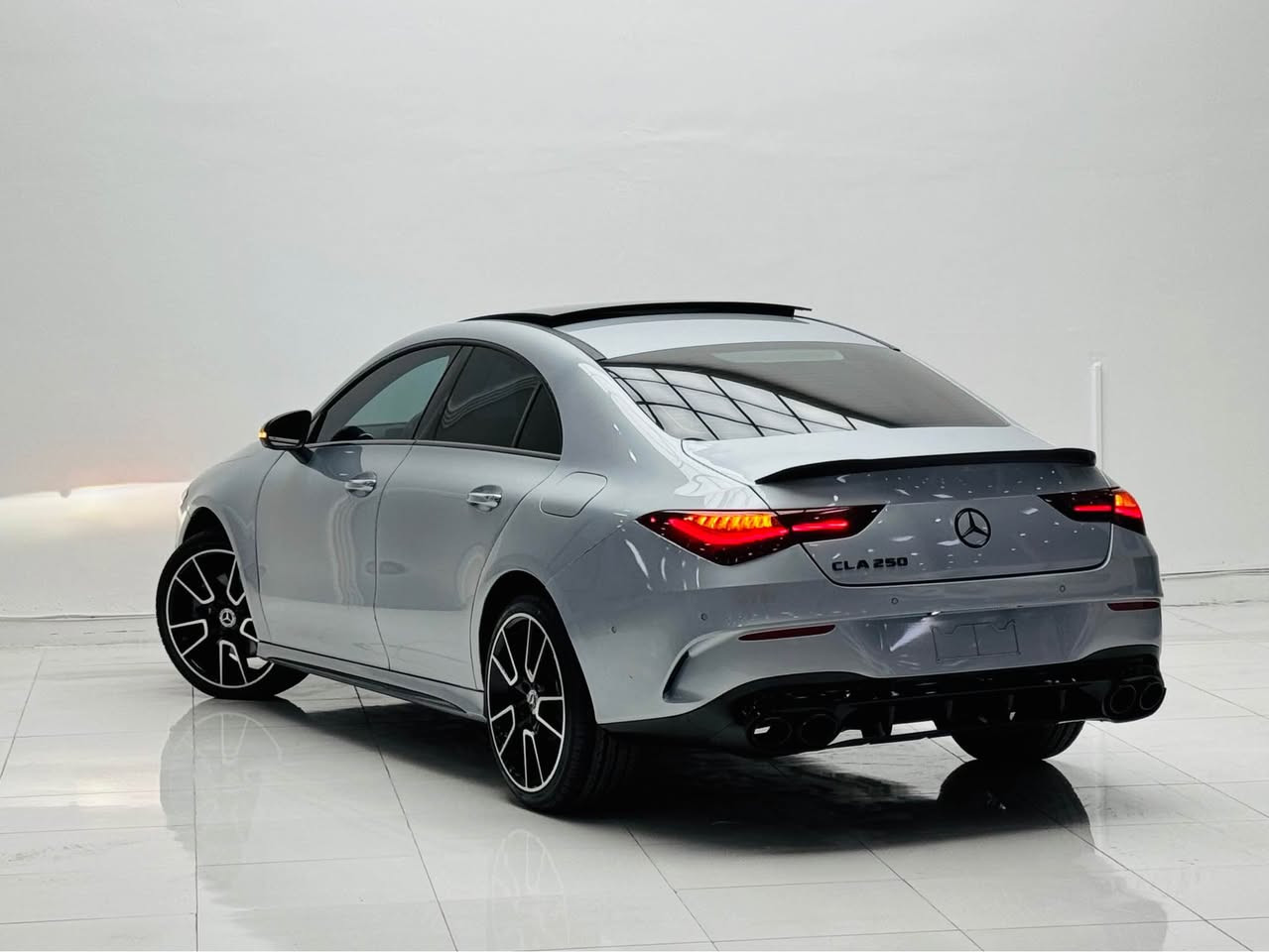 💥للبيع💥
‏ Mercedes Benz CLA 250 
‏ 🔥Body Kit AMG🔥
 موديل// ٢٠٢٥
ماشية// ١٥ الف ميل
حجم محرك// ٤ سلندر ٢٠ توربو🚀

❌ملاحظة/ ٣ قطع صبغ فقط بدون دواخل حادث خفيف💯

❌ارباك فقط سترين طاك و راجع شركة💯

💰سعر ٢٨٥ ورقة و بي مجال للشراي

☎️⬇️☎️
 ***********
 ***********

📍مكان سيارة/- اربيل شارع ١٠٠ م معرض فجر الخليج
مواصفات⬇️
بانوراما
حساسات امامي و خلفي
كاميرة خلفي دوارة
كشنات امامي تدفئة و خزن ميموري
سيستم سماعات صوت Brimbston
داخل سيارة بيبان Ambid light
بريك كهربائي
شحن وايرلس 
بعد بي مواصفات هواية.... أربيل, العراق
