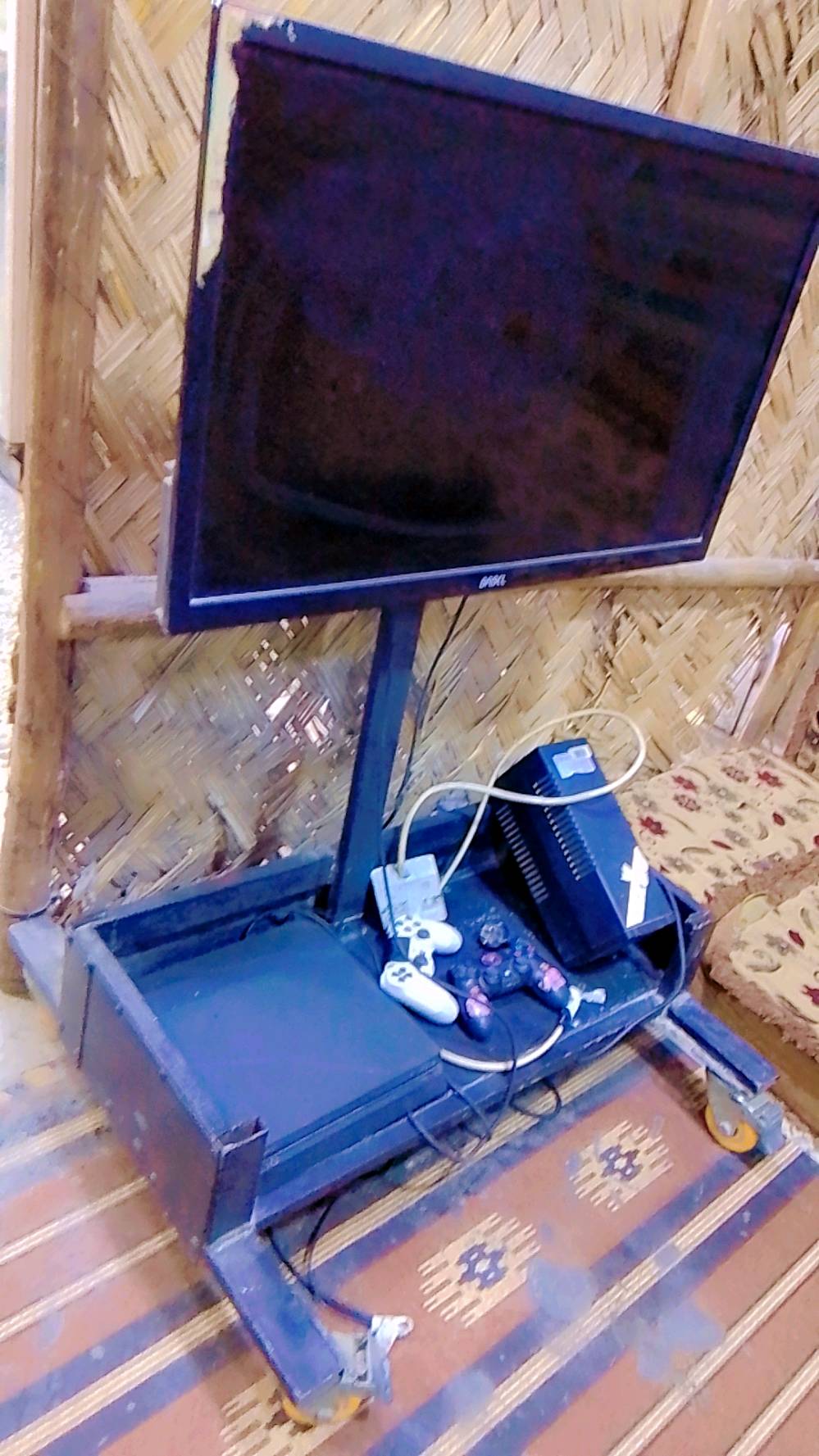 بلي فور مستخدم مع الشاشه واليوبيس والعربانه المتنقلة قرص بيس 18 للبيع العنوان بغداد شهداء العبيدي الثانيه مقابل كوزمتك هشام 