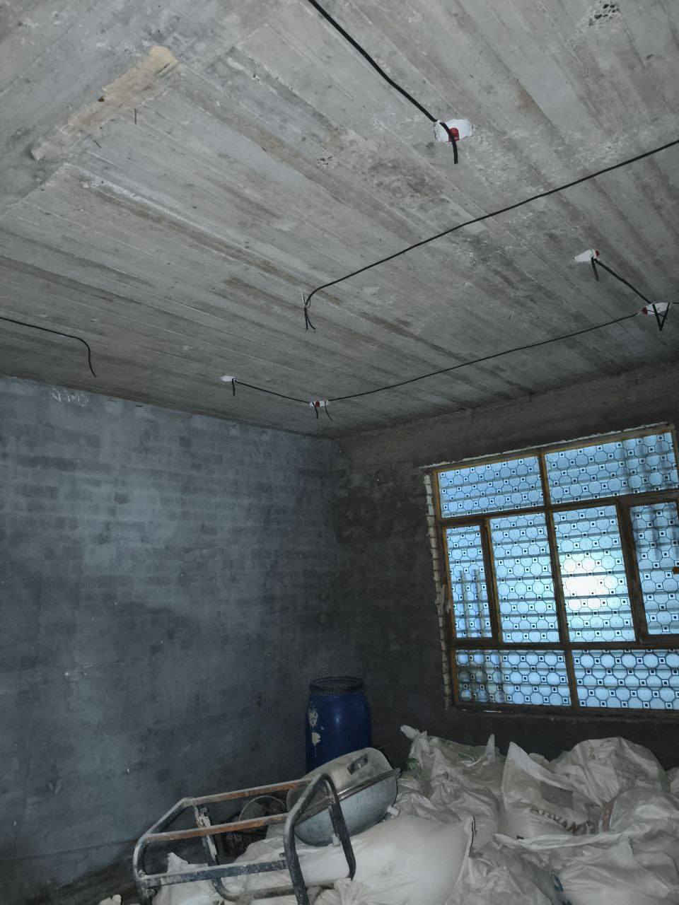 السلام عليكم بيت بالمدائن قريب على جامع السلام او جسر بريجان بقطع فارس مساحته البيت ٢٠٠ متر بناء طابوك طابقين وصب رفت يحتوي على أربع غرف نوم اثنين كاملات واثنين بعدهن موادهن موجوده كهربايات كامله ارضيه موجوده بس عمل  اقل غرفه نوم مساحتها ٤ × ٥ اتلاثه حمامات المنطقه مخدومه من ماء وكهرباء وتبليط للإستفسار 
***********
