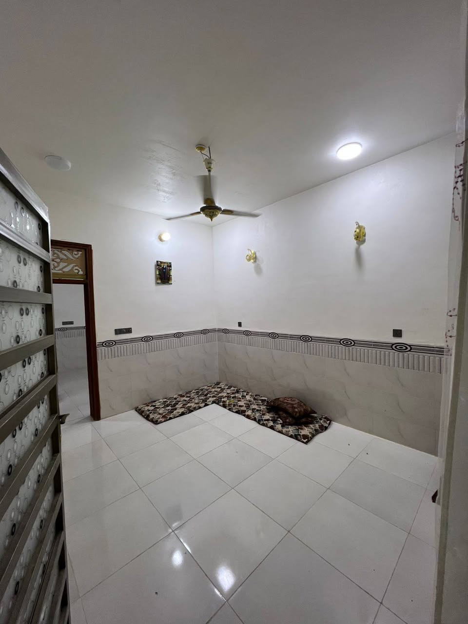 🏡دار للبيع🏡
المساحة: 100 متر مربع،،،،
*********** 
✅ #طابو_زراعي_سند_25_أقرار_محكمه
السعر: 42  (مع المجال)
الموقع: النجف شارع الصب عمود 327 #ألخط_ألاول وقريب للشارع العام 

مواصفات البناء:
غرفة نوم وصاله ومطبخ واستقبال حمامات داخليه وخارجيه وكراج 
بناء مرتب (أساس + سقف كونكريت + طابوك)
أرضية بورسلين أبو الـ 60

الخدمات:#بعد_عن_سوق_100م
ماء كهرباء مدارس سوق تبليط مولد

للاستفسار والاتصال:
***********
