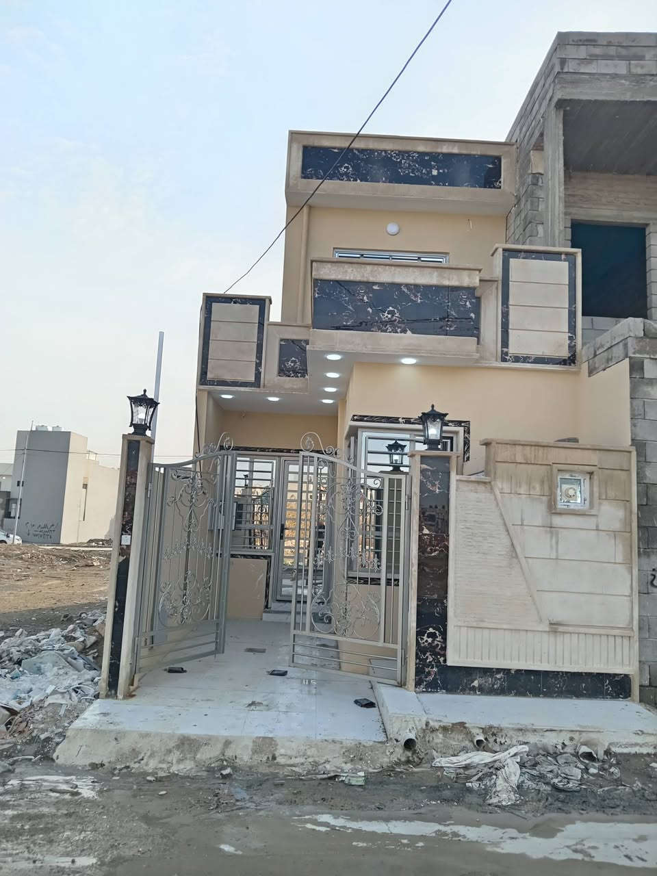 دار للبيع في حي الجاموس قرب ملايين الثاني سند 25 زراعي ملك صرف قيد الانشاء تسليم مفتاح المساحه 100 متر الواجهه 5 النزال 20 السعر 57 وبيها مجال الاتصال على الرقم الموجود على الشاشه) ***********) ***********
